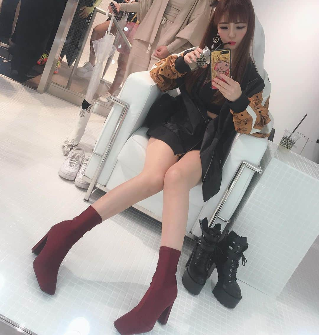 Yukiさんのインスタグラム写真 - (YukiInstagram)「表参道にオープンした @yelloshoes_official さんの店舗にご招待頂きお邪魔させて頂きました！ 明日より一般のお客様も入場可能ですので皆さんも是非足を運んでみて下さい☺️✨新作のロングブーツオーダーして来ました！届くの楽しみ☺️💓 そしてなんと、、星あや様とツーショット撮って頂けました😭嬉しすぎた、美し過ぎた、本物が目の前にいる所かこんな近距離でお写真撮れるなんて、、本当ありがとうございます😭 べべちゃんと待ち合わせしてて店舗前でウロウロしてたら、雨だし是非中入ってください〜って声かけてくれて、はい🥺言うてべべちゃんのLINE既読スルーして星あや様追っかけて先に店舗に入ったのは内緒です🥺🥺🥺 #yello #yelloshoes #星あや #星あや様 #表参道 #mcm #mcmpuma」10月17日 21時39分 - snowsnow.yuki