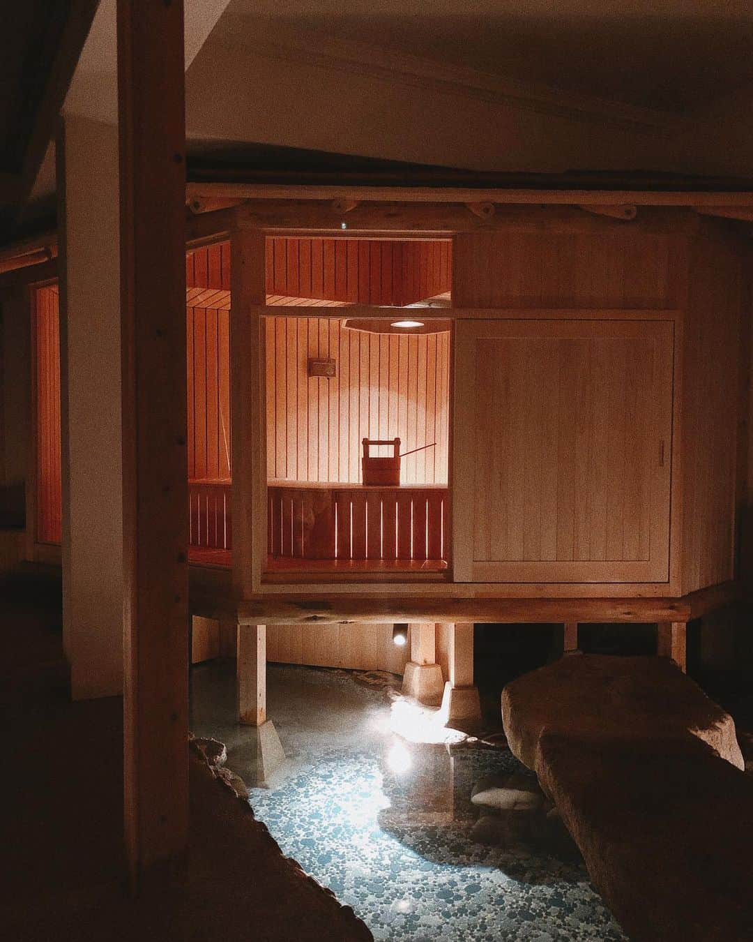 須田朱音さんのインスタグラム写真 - (須田朱音Instagram)「🧖🏼‍♀️﻿ ﻿ 今回の旅の1番の目的☝🏼﻿ ﻿ こんなサウナ見たこと！？入ったことあります？﻿ ﻿ 国登録有形文化財おちあいろうの月の湯に🌙﻿ ﻿ @ttneprosaunner 監修の茶室風サウナが常設されました🧖🏼‍♀️﻿ ﻿ ﻿ 水上コテージのような茶室風サウナの下に流れる水風呂。﻿ ﻿ サウナ室の床が小さな6面ガラス張りになっていて、﻿ ﻿ 美しい修善寺の川のような水風呂を眺めながら入れます🚿﻿ ﻿ ﻿ ご婦人の方は、夜の時間しか入れないのですが﻿ ﻿ 是非、昼間に景色見ながら入りたいっ🍂🍃🍂﻿ ﻿ ﻿ もちろん自分でロウリュ出来るので、﻿ ﻿ 温度は調節出来るし、小タオル回せるくらいの広さです笑﻿ ﻿ #おちあいろう #落合楼 #国登録有形文化財 #有形文化財温泉﻿ #湯ヶ島温泉 #修善寺 #サウナ旅 #Saunner﻿ #月の湯」10月17日 21時40分 - akane_godo