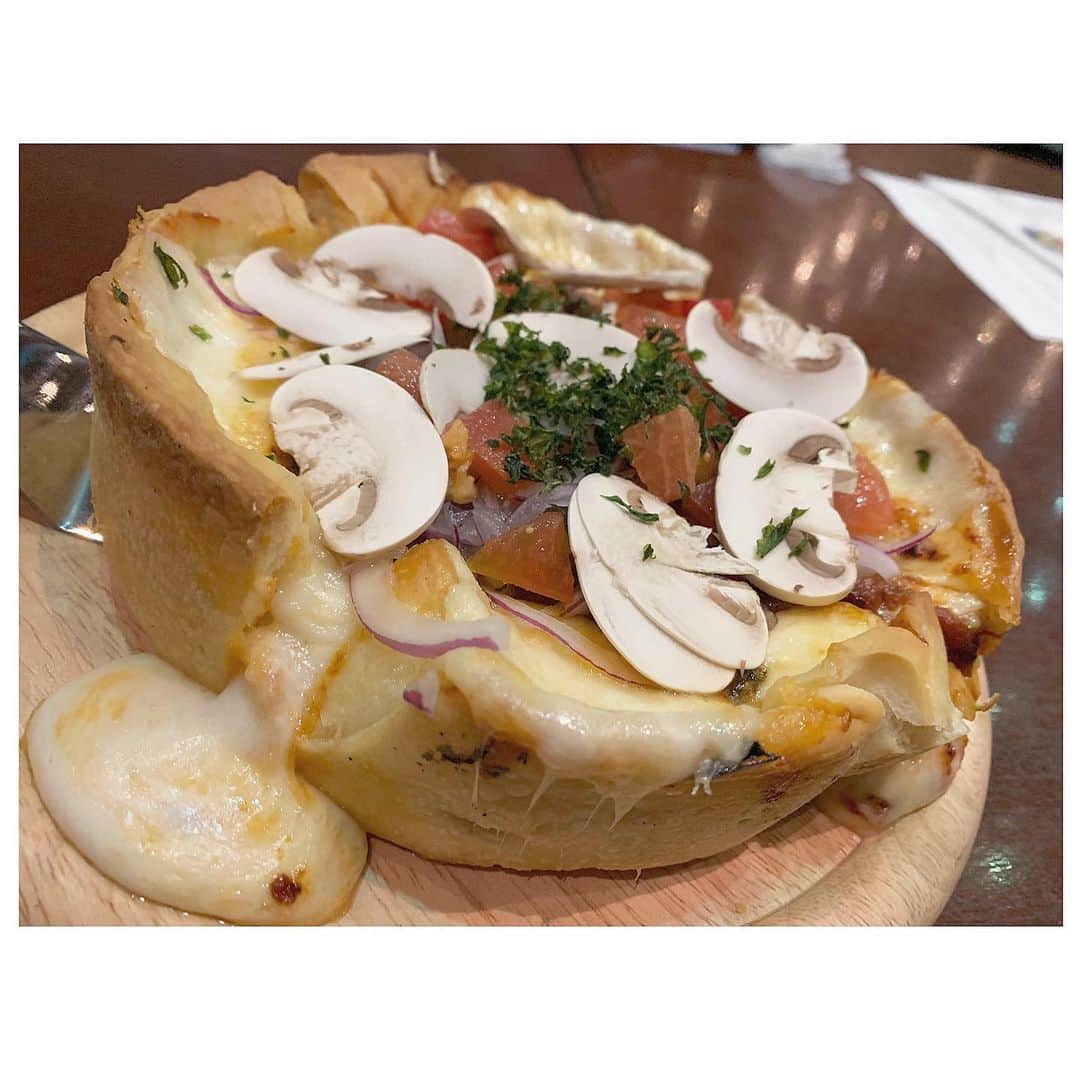 上村彩子さんのインスタグラム写真 - (上村彩子Instagram)「初シカゴピザ食べてきました✨ . 普通のピザに比べて 厚みがあってチーズが凄いの😳 見た目のボリューム感にびっくり！ お腹いっぱいになった〜🍕✨ . ゴージャスな感じで食べ応え抜群😋 ビールに合うらしい🍺 #シカゴピザ #ピザ」10月17日 21時44分 - ayako_uem