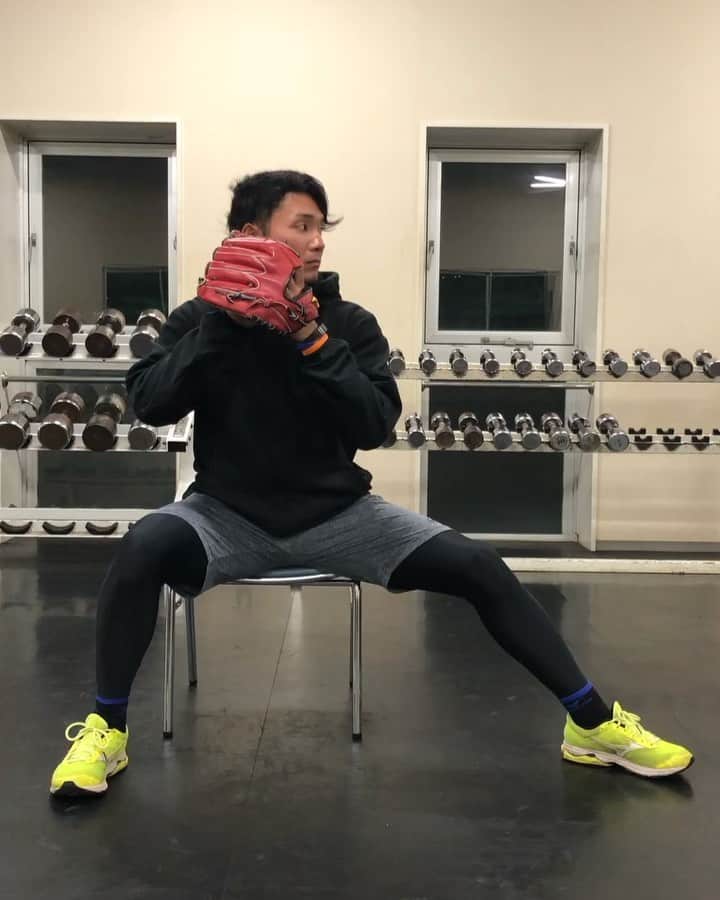 伊藤大海のインスタグラム：「股関節の感覚がなかなかイメージつかない… そんな時に試してください！ この時に爪先体重にならないのがコツです。 この体勢からスローイングもありです。」