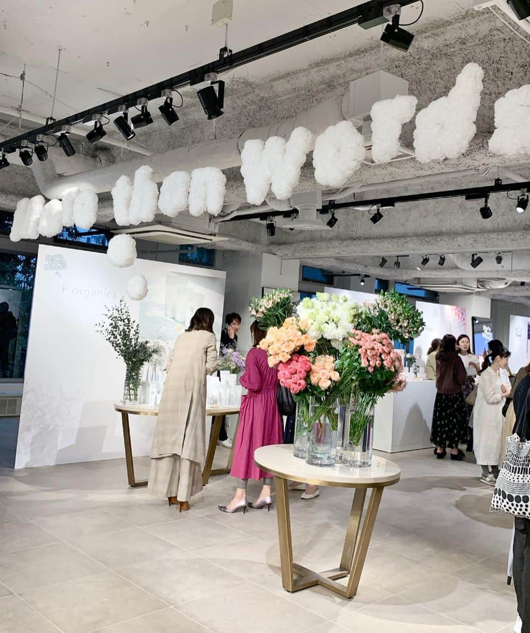 小林さりさんのインスタグラム写真 - (小林さりInstagram)「cosmekitchen の展示会へ ༘* ・ ・ お花の優しい香りが広がる会場には、たくさんの生花とさくさんの新作コスメ❁°. 今回も気になるアイテムがたくさんで、片っ端からいっぱい試してきました♪ ・ ・ @shigeta_paris のロールオンはコスメキッチン限定のアイテムが、爽やかでほのかにオレンジの香りがして癒されました ༘* ポーチに入るサイズ感だから外でも使えるのが嬉しい♪ ・ ・ 他には @femmue_japan のクリームが新しく出ていたり、@mama_butter_ のハンドクリームはジャスミンの香りですごく好みだったり ༘* 秋コスメに仲間入りさせたい、良い香りの優しいアイテムがたくさんでした♡ ・ ・  @cosmekitchen #cosmekitchen #コスメキッチン #morethanwords #shigeta #オーガニック」10月17日 21時49分 - _____sari