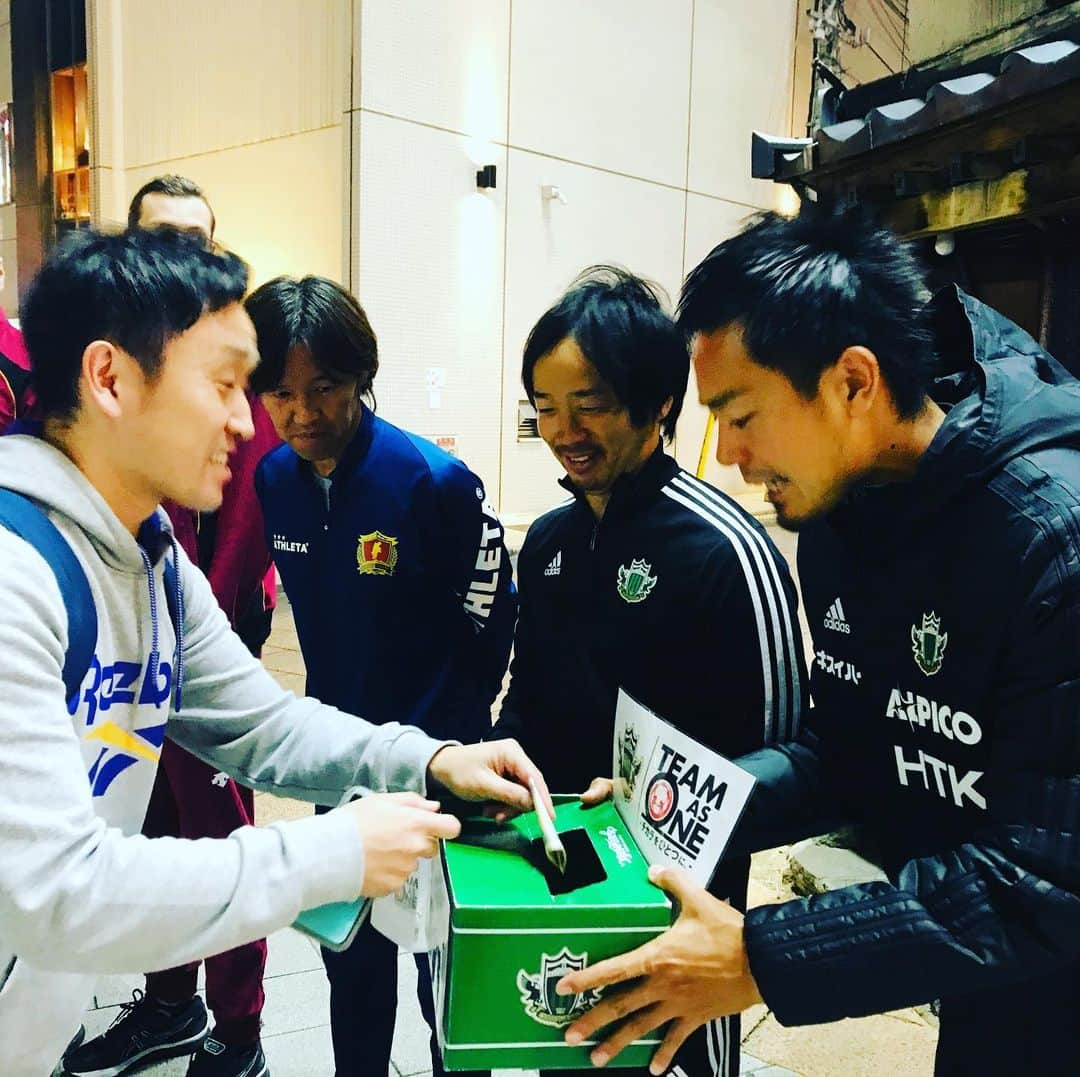 片山真人さんのインスタグラム写真 - (片山真人Instagram)「【ガチャスタグラム 共闘編】  今こそ、一つに‼️ ONE NAGANO‼️ 自分にできることを全力で‼️ . . #台風19号災害募金活動参加 山雅からは #今井昌太 #片山真人 が参加 #一つになろう信州 #信州スポーツチーム集結 #スポーツの垣根を越えて #思いは一つ #今自分にできることを全力で #今を全力で生きる #みんなで乗り切るぞ #松本山雅FC #onesoul #長野パルセイロ #ボアルース長野 #信州ブレイブウォリアーズ #VC長野トライデンツ #信濃グランセローズ #長野ガロンズ #箱山愛香 #募金してくれた皆様ありがとう #参加してくれた各チームのみんなありがとう #共闘 #明日もアルウィンで募金活動します #俺らならやれる #絶対乗り越えよ‼️ #頑張るぞ信州👍」10月17日 21時49分 - gachastagram.11