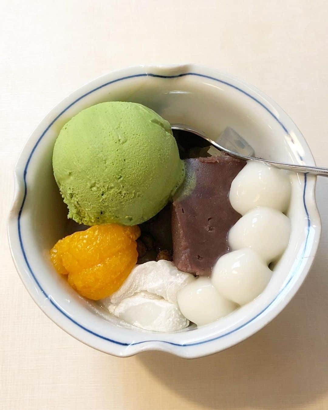 はれこさんのインスタグラム写真 - (はれこInstagram)「会社帰りのひとりあんみつ🥰🍨 「みはし」の抹茶あんみつ🍵 寒くなっても あんみつへの愛は薄れないよ🥺 . 「みはし」のあんみつの良いところは もちろんたくさんあるんだけど、 トッピングを楽しめるところがわたしは好き☺️ (2番目は餡が滑らかで美味しいところ！) . 白玉クリームあんみつじゃなくても 白玉は食べれるってめっちゃ良いこと🥺 わたしはその時食べたいあんみつに 必ず白玉をトッピングしてる🥰 . #みはし #みはし本店 #みはしのあんみつ #あんみつ #クリームあんみつ #抹茶あんみつ #はれこ外食まとめ #はれことあんみつ」10月17日 21時59分 - 1xxxhr