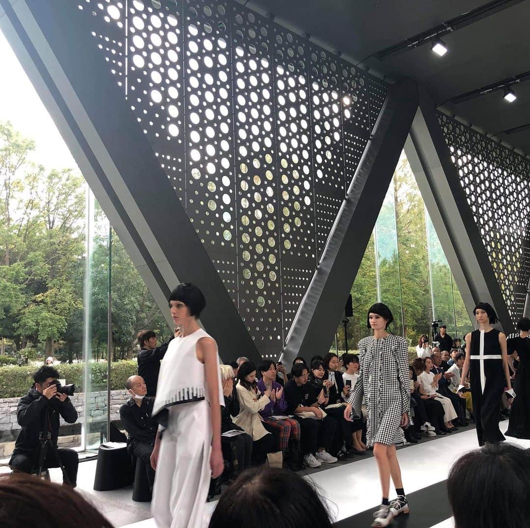 間々田佳子のインスタグラム：「コシノヒロコ先生の 春夏コレクションへ💕  いつも斬新✨」