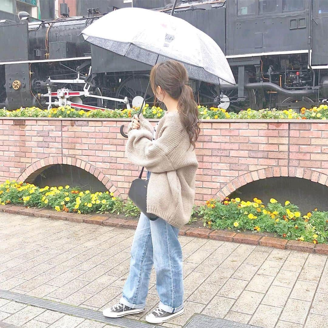 haruさんのインスタグラム写真 - (haruInstagram)「ㅤㅤㅤㅤㅤㅤㅤㅤㅤㅤㅤㅤㅤ ㅤㅤㅤㅤㅤㅤㅤㅤㅤㅤㅤㅤㅤ ㅤㅤㅤㅤㅤㅤㅤㅤㅤㅤㅤㅤㅤ #ootd ㅤㅤㅤㅤㅤㅤㅤㅤㅤㅤㅤㅤㅤ 雨の日コーデ☂。 ㅤㅤㅤㅤㅤㅤㅤㅤㅤㅤㅤㅤㅤ 去年愛用してた この @titivatejp の #ローゲージニットカーディガン ( Mサイズ )♡ 今年も使います( ˃ ˂ )🧡笑 ㅤㅤㅤㅤㅤㅤㅤㅤㅤㅤㅤㅤㅤ この前のせたカーディガンとは また違って シンプルだけどお袖のたっぽりがすごく可愛いのです( 笑 ) ㅤㅤㅤㅤㅤㅤㅤㅤㅤㅤㅤㅤㅤ ボーダー に デニム に ショルダーバッグ で 傘はだいすきな saaya さん × lattice の コラボのやつで 傘が可愛いと 雨の日でも テンションあがるなあ𓂃と☺𓈒𓏸 ㅤㅤㅤㅤㅤㅤㅤㅤㅤㅤㅤㅤㅤ ㅤㅤㅤㅤㅤㅤㅤㅤㅤㅤㅤㅤㅤ ❤︎ tops : #GU ¥790 + tax  Mサイズ ❤︎ pants : #pageboy  Sサイズ ❤︎ cardigan : #titivate ¥5049  Mサイズ ❤︎ bag : #apc ¥64900 ㅤㅤㅤㅤㅤㅤㅤㅤㅤㅤㅤㅤㅤ  ㅤㅤㅤㅤㅤㅤㅤㅤㅤㅤㅤㅤㅤ コメントお返事していきます♡ いつもありがとうございます🙇‍♀️💗 ㅤㅤㅤㅤㅤㅤㅤㅤㅤㅤㅤㅤㅤ #titivatestyle #ティティベイト #プチプラ #低身長コーデ #カジュアル #ニット #パンツコーデ #guコーデ #harucd ㅤㅤㅤㅤㅤㅤㅤㅤㅤㅤㅤㅤㅤ」10月17日 22時04分 - __haru3