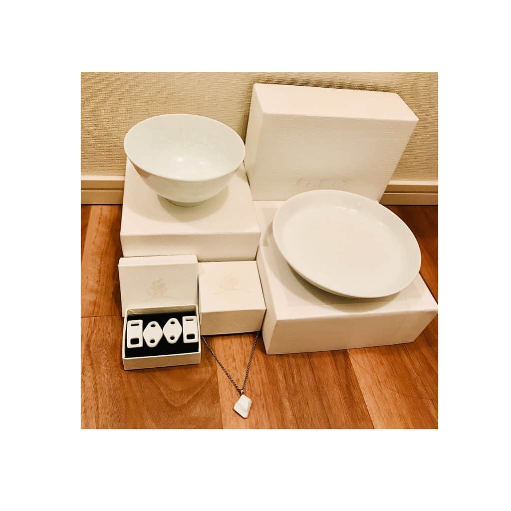 のインスタグラム：「@manzo_thefirst  届きました✨陶器に触れると心が安らぐ。 これで目一杯ご飯を食べて稽古に励みます。  #井上祐希  #井上萬二  #有田焼 #歌合乱舞狂乱」