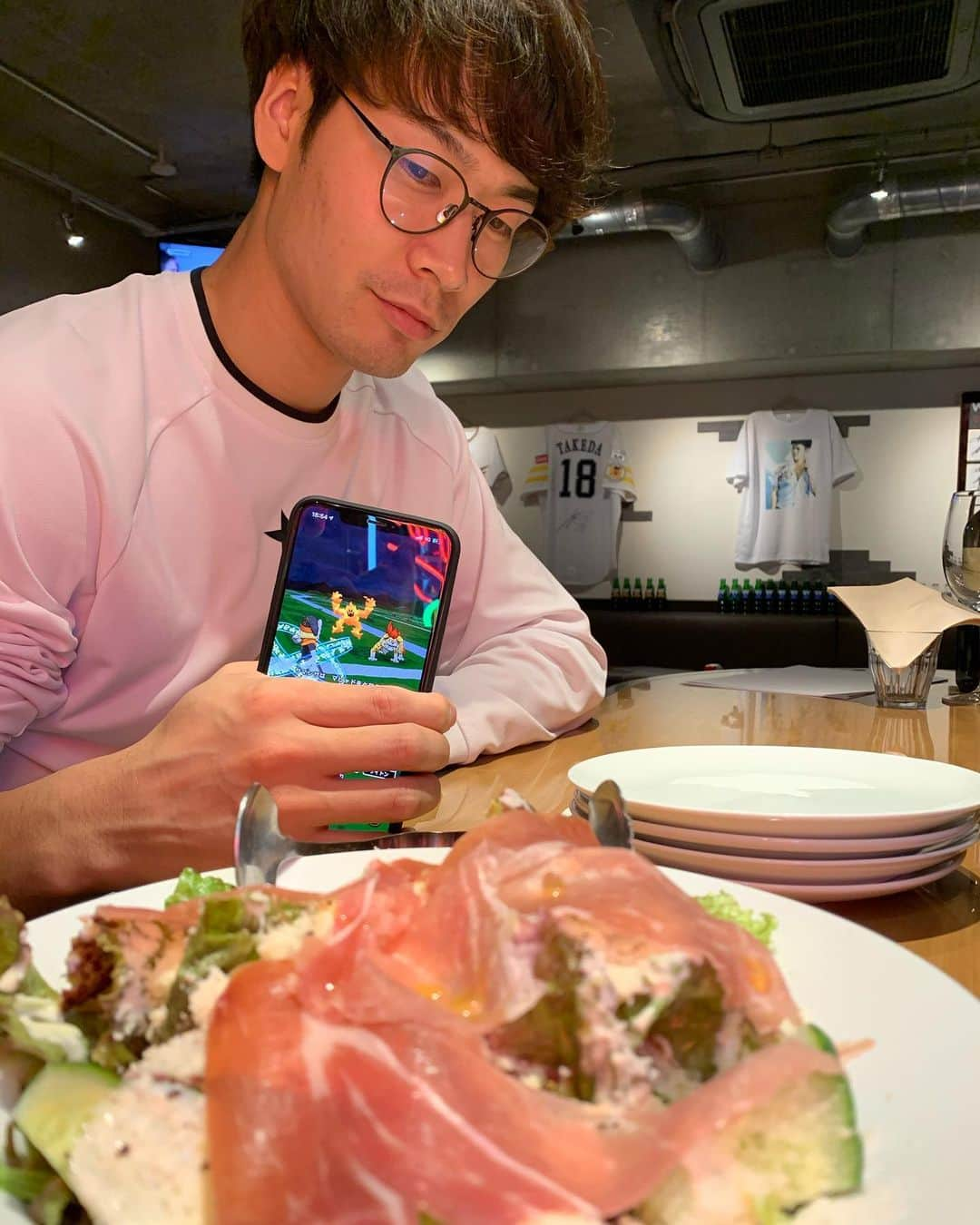 泉圭輔のインスタグラム：「武田さんにわがまま言ってピザ食べに行ってきました！ 約半年ぶりのsavoyでしたが、相変わらず美味しかったです🙆‍♂️ ホークスの選手のサインなどもたくさんあるので、ファンの方もぜひ😊  #ゲーム大好きたけしょ #たけしょとか言ってみた」