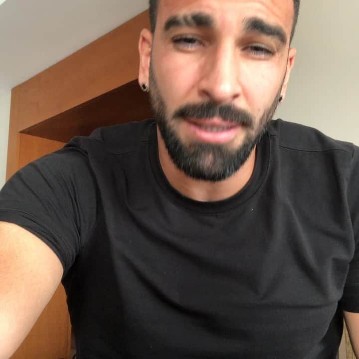 アディル・ラミのインスタグラム：「Salut les potos ! Enfin, sauf si maintenant c’est aussi interdit de dire « Salut »… À tous ceux qui ont le jugement encore plus facile que la vérité , permettez-moi cette vidéo , photo ... Allez, salut ! #honteux @lequipe et cie ...」