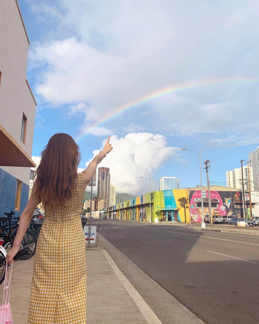 三浦サリーのインスタグラム：「. #kakaako にウォールアートを観に行って、クラフトビール屋さんに入って🍻からの大きな虹ー☺️. . . #honolulubeerworks」