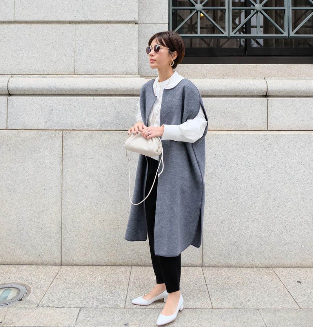 のインスタグラム：「ボイルウールベストにすごく沢山のコメントもらって嬉しいです♡ * 何度も修正して今日手元に納品用のものが到着して羽織ってみて理想のシルエットに仕上がってて感動したので共感してもらえて嬉しい😂←大袈裟w * 肩の部分のカットに拘り、ジレは肩幅が気になったりする事が多いですが丸く肩に沿うようにパターンをし 抜け感のある仕上がりに！ * 素材はwool100%を贅沢に使用ししっかりと圧縮したもので軽くて温かいです☺️ * 色違いのアイボリーも届いたらまたUPさせて下さい！ * 30日からのPOPUPで先行発売です☺︎ * #MACHATT #masaco服」
