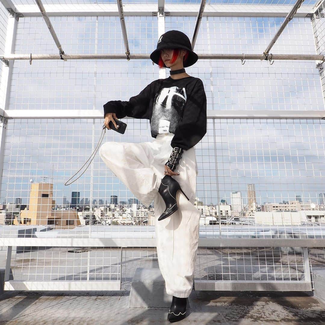 si ouxのインスタグラム：「フォトＴつくったんだけど、字、読めます？﻿ ﻿ #きょうの太陽浴 ﻿ ﻿ tee #upaborn﻿ pants #neonsign﻿ heel #gianvittorossi ﻿ hat #kangol ﻿ arm #fear_expressionism ﻿ ﻿ ﻿ ﻿ ﻿ ﻿ ﻿ #selfportrait #bravogreatphoto #girlscreating #creative_ace #artofvisuals #photomanipulation #ourmoodydays #olympus #epl7 #olympuspen #olympusepl7 #MZUIKODIGITAL25mm #selfie #selfies #redhair #redhaircolor #redhaired」