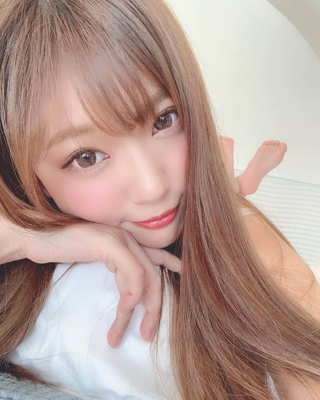 いっちゃん/嶋津 いつみのインスタグラム：「. . . なんか髪の毛に埋もれてる😀w . . . . . ところでな、 まだ顎痛いねん😒💥 . . . どーやら放置してきた親知らずのせいらしくて 強行突破で抜歯するかねぇ…って 口腔外科医に言われてビビってる👉🏻👈🏻💨 . . . . しかも半埋伏歯らしく… 全麻抜歯かもしれんらしくて さらにビビってる💀🙏🏻💦 . . . . . ふー。 歯医者きらい。 . . . . #関西  #関西サロモ  #サロンモデル #サロモ #いっちゃん  #フリーモデル #関西モデル  #あざといっちゃん #かわいっちゃん #いっちゃんコーデ #ブライダルモデル #アレンジモデル #ヘアカラー  #ヘアアレンジ #ootd #撮影依頼受付中 #編みおろし会モデル . .」