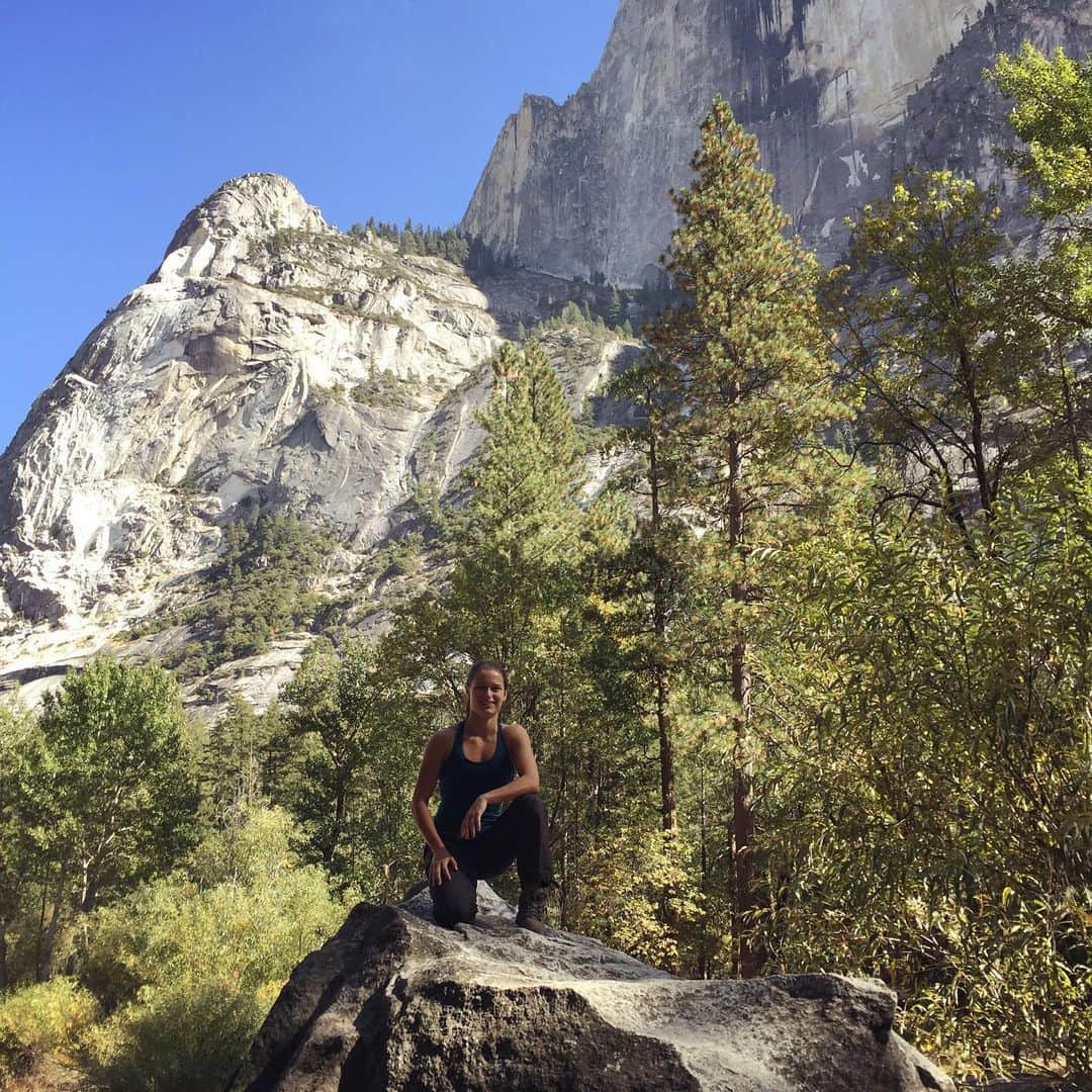 ゾーイ・クラークさんのインスタグラム写真 - (ゾーイ・クラークInstagram)「Loving the scenery on our hike ⛰ 🌲  #yosemite #yosemitenationalpark #valleylooptrail #mirrorlake #hiking #walking #mountains #cliffs #trees #activeholiday #vacation #california #californiaadventure #myfeethurt」10月17日 22時21分 - zoey.f.clark