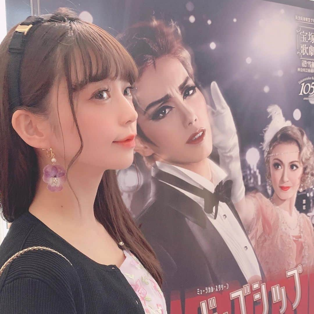 深澤翠さんのインスタグラム写真 - (深澤翠Instagram)「宝塚雪組公演ハリウッド・ゴシップを観てきました❄︎ デュエダンの幸せそうに踊るおふたり💃🕺と狂気的色気がダダ漏れ過ぎて大洪水な凪様🤴早花さんの女主人☕️にグッときました💘  宝塚観劇ということですみれイヤリングを♡tea fleur*さんのものです♡可愛すぎる  カーデとワンピースはTOCCAです♡」10月17日 22時24分 - midorifukasawa