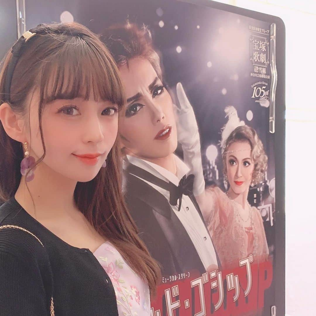 深澤翠さんのインスタグラム写真 - (深澤翠Instagram)「宝塚雪組公演ハリウッド・ゴシップを観てきました❄︎ デュエダンの幸せそうに踊るおふたり💃🕺と狂気的色気がダダ漏れ過ぎて大洪水な凪様🤴早花さんの女主人☕️にグッときました💘  宝塚観劇ということですみれイヤリングを♡tea fleur*さんのものです♡可愛すぎる  カーデとワンピースはTOCCAです♡」10月17日 22時24分 - midorifukasawa