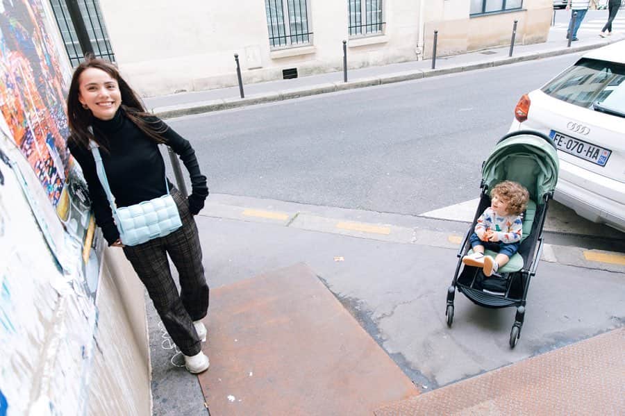 伊藤ニーナさんのインスタグラム写真 - (伊藤ニーナInstagram)「パリの街にて🇫🇷 ニコニコ笑顔でジーって見つめてくるパリベイビー👶. 可愛いにも程がある.. 一瞬で幸せな気分になりました💕  #YouMadeMyDay 👶 #赤ちゃんパワーって絶大 🍼 #僕ちゃんのニットかわいいね 🦏🦒」10月17日 22時27分 - ninaitoh