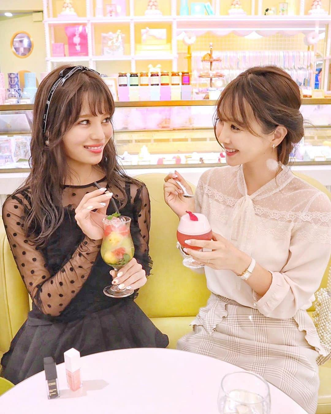 小沼瑞季さんのインスタグラム写真 - (小沼瑞季Instagram)「表参道で絵里奈ちゃんとランチ😍﻿ ﻿ ﻿ あの大人気のクラランスの﻿ コンフォートオイルリップから﻿ ブラックとホワイトの限定の新色﻿ ダークストーン、ライトストーンが出たの🌹﻿ ﻿ フランスを代表するファッションブランドTHE KOOPLESとのコラボなんだそう🇫🇷﻿ ﻿ ﻿ ﻿ ライトストーンの方は明るいほんのりピンクに💕﻿ 女の子っぽい可愛らしい印象👩﻿ ﻿ ダークストーンの方はナチュラルなプラム色に💜﻿ 落ち着いた大人の印象にも✨﻿ ﻿ いつものようにレビューしたので﻿ 3枚目もチェックしてみてね💄﻿ ﻿ ﻿ ﻿ ﻿ 一見使いにくいのかな？と思いきや﻿ 塗るとちゃんと色づいてびっくり！﻿ 唇の水分量に反応して色味が変わるので﻿ 自分だけのカラーになるよ💋💄✨﻿ ﻿ ﻿ ちなみに重ね付けもおすすめ！！💋﻿ ﻿ ライトストーンの方は元のリップに﻿ ミルキー感を出したいときに。﻿ ちょっと自分には暗すぎたかな？って色に﻿ 重ねると使いやすくなる！﻿ ﻿ ダークストーンの方は逆にくすませたいとき！﻿ 例えばビビット・パステル系ピンクリップが﻿ 派手すぎるかなーってときや、﻿ 赤リップに深みを出したい時。﻿ ﻿ ﻿ 単品使いだとナチュラル﻿ 重ね付けはニュアンス変えたいときに﻿ おすすめですよ🙆‍♀️✨﻿ ﻿ 高級感もあってプレゼントにも﻿ ぴったりだと思う🎁💕﻿ ﻿ ﻿ #クラランス#clarins#リップ#コンフォートリップオイル#THEKOOPLESxCLARINS#新作コスメ#コスメ#限定コスメ#今日のメイク#コスメレビュー#デパコス#clarins_pr」10月17日 22時29分 - mizukikonuma