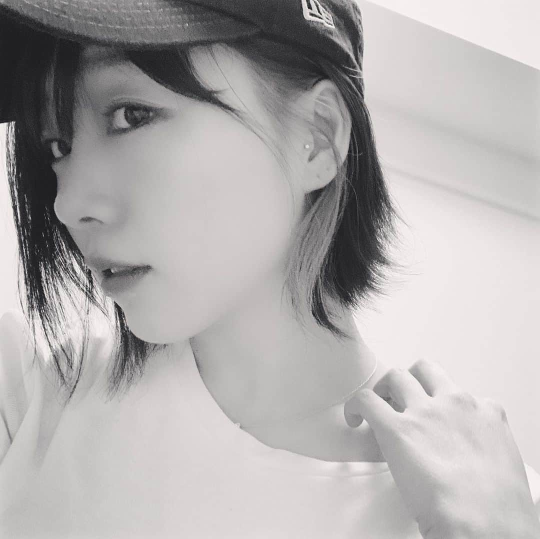 須田亜香里さんのインスタグラム写真 - (須田亜香里Instagram)「気合いを入れる時、髪から入りがち。 #イメチェン #インナーカラー #もみあげカラー #左だけ #耳に掛けなければ普通に隠れる #こっそりカラー #よく見るとラストすっぴんw . . -------- . . ちょっと空いてしまったけど 誕生日まで恒例の #可愛くなる方法 今回は #悩み について。 . どうしようって悩んでる時は、実はもう答えって出てると思うんだよね。 私もそういうところあるからこそ気づけたことなんだけど 迷ってる時、自分が本当に選びたい答えはもうあって、 誰かからの目が気になったり、 自分なりの誰かへの優しさや遠慮があるから迷うと思うの。 でも、遠慮された側は遠慮されてたって知ったらどう思うかな？とか 自分のせいで周りの人がのびのび生きれなかったら嫌だなって思うし もし自分なら相手に素直でいてほしいなって思うからこそ、 私は迷った時は特に「今の自分の本音は何か？」って自分に問いかけてから行動するようになったよ。 #意思のある女性 #憧れます」10月17日 22時35分 - akarisuda