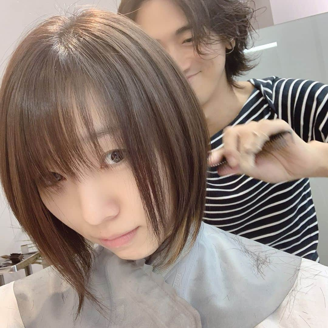 須田亜香里さんのインスタグラム写真 - (須田亜香里Instagram)「気合いを入れる時、髪から入りがち。 #イメチェン #インナーカラー #もみあげカラー #左だけ #耳に掛けなければ普通に隠れる #こっそりカラー #よく見るとラストすっぴんw . . -------- . . ちょっと空いてしまったけど 誕生日まで恒例の #可愛くなる方法 今回は #悩み について。 . どうしようって悩んでる時は、実はもう答えって出てると思うんだよね。 私もそういうところあるからこそ気づけたことなんだけど 迷ってる時、自分が本当に選びたい答えはもうあって、 誰かからの目が気になったり、 自分なりの誰かへの優しさや遠慮があるから迷うと思うの。 でも、遠慮された側は遠慮されてたって知ったらどう思うかな？とか 自分のせいで周りの人がのびのび生きれなかったら嫌だなって思うし もし自分なら相手に素直でいてほしいなって思うからこそ、 私は迷った時は特に「今の自分の本音は何か？」って自分に問いかけてから行動するようになったよ。 #意思のある女性 #憧れます」10月17日 22時35分 - akarisuda