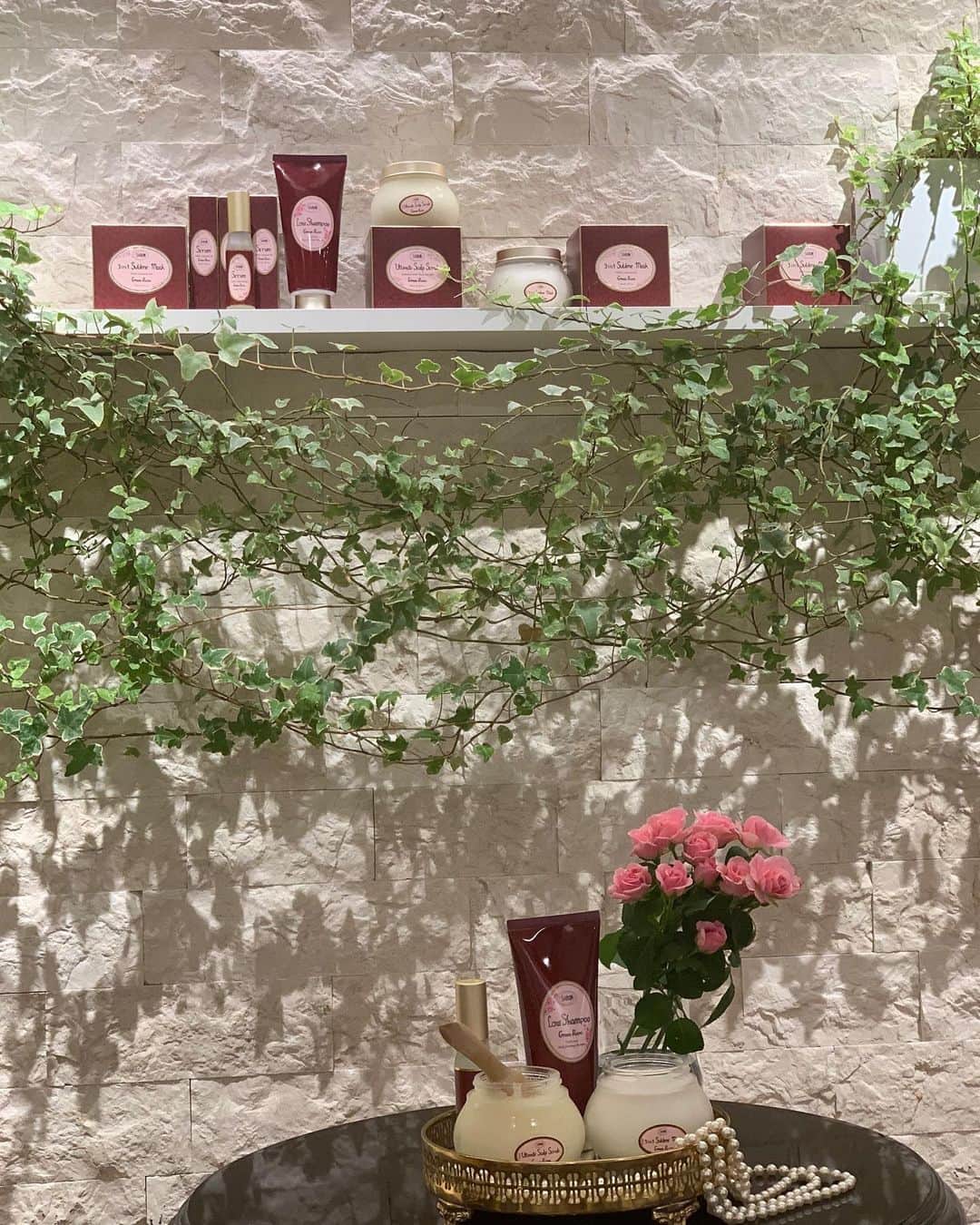 前田ゆかさんのインスタグラム写真 - (前田ゆかInstagram)「先日、#sabon 新ヘアケアライン体験会に行ってきました！  sabon の ヘッドスクラブでヘッドマッサージ！  死海の塩で地肌をマッサージすることでデープクレンジング効果とトリートメント効果、頭皮の クレンジングは詰まりもきれいに取り除き頭の疲れもリセット✨  次は新感覚のクリームシャンプー (ローシャンプー)泡立ちを抑えた新処方洗い上がりしっとりなめらかでコンディショナー要らず。ボリュームが出やすい私には軽やかな仕上がのボリューム感✨エイジングでうねりが出た髪にもオススメ。  期間限定でsalon銀座sabonコラボ企画 ヘアケア製品が体験できますよ！  11月24日まで期間限定 ブロー後のなめらかな素髪に感動✨  #サボン#sabon#salon#ヘアケア #ローシャンプー#ヘッドスクラブ #クリームシャンプー」10月17日 22時30分 - maeyuka