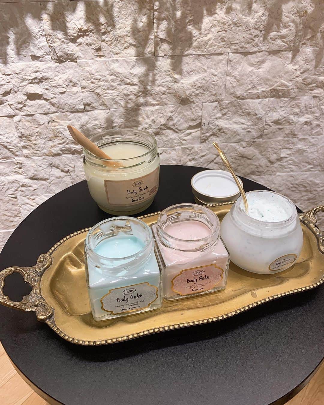 前田ゆかさんのインスタグラム写真 - (前田ゆかInstagram)「先日、#sabon 新ヘアケアライン体験会に行ってきました！  sabon の ヘッドスクラブでヘッドマッサージ！  死海の塩で地肌をマッサージすることでデープクレンジング効果とトリートメント効果、頭皮の クレンジングは詰まりもきれいに取り除き頭の疲れもリセット✨  次は新感覚のクリームシャンプー (ローシャンプー)泡立ちを抑えた新処方洗い上がりしっとりなめらかでコンディショナー要らず。ボリュームが出やすい私には軽やかな仕上がのボリューム感✨エイジングでうねりが出た髪にもオススメ。  期間限定でsalon銀座sabonコラボ企画 ヘアケア製品が体験できますよ！  11月24日まで期間限定 ブロー後のなめらかな素髪に感動✨  #サボン#sabon#salon#ヘアケア #ローシャンプー#ヘッドスクラブ #クリームシャンプー」10月17日 22時30分 - maeyuka