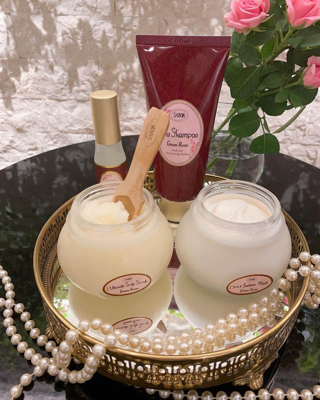 前田ゆかさんのインスタグラム写真 - (前田ゆかInstagram)「先日、#sabon 新ヘアケアライン体験会に行ってきました！  sabon の ヘッドスクラブでヘッドマッサージ！  死海の塩で地肌をマッサージすることでデープクレンジング効果とトリートメント効果、頭皮の クレンジングは詰まりもきれいに取り除き頭の疲れもリセット✨  次は新感覚のクリームシャンプー (ローシャンプー)泡立ちを抑えた新処方洗い上がりしっとりなめらかでコンディショナー要らず。ボリュームが出やすい私には軽やかな仕上がのボリューム感✨エイジングでうねりが出た髪にもオススメ。  期間限定でsalon銀座sabonコラボ企画 ヘアケア製品が体験できますよ！  11月24日まで期間限定 ブロー後のなめらかな素髪に感動✨  #サボン#sabon#salon#ヘアケア #ローシャンプー#ヘッドスクラブ #クリームシャンプー」10月17日 22時30分 - maeyuka
