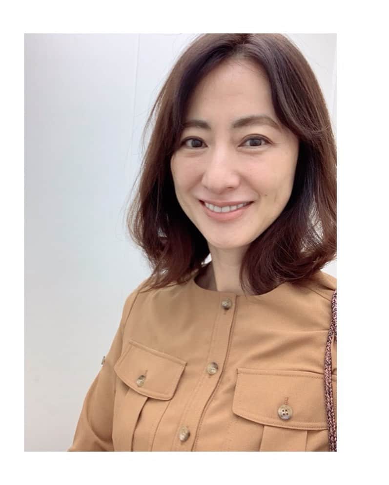 前田ゆかさんのインスタグラム写真 - (前田ゆかInstagram)「先日、#sabon 新ヘアケアライン体験会に行ってきました！  sabon の ヘッドスクラブでヘッドマッサージ！  死海の塩で地肌をマッサージすることでデープクレンジング効果とトリートメント効果、頭皮の クレンジングは詰まりもきれいに取り除き頭の疲れもリセット✨  次は新感覚のクリームシャンプー (ローシャンプー)泡立ちを抑えた新処方洗い上がりしっとりなめらかでコンディショナー要らず。ボリュームが出やすい私には軽やかな仕上がのボリューム感✨エイジングでうねりが出た髪にもオススメ。  期間限定でsalon銀座sabonコラボ企画 ヘアケア製品が体験できますよ！  11月24日まで期間限定 ブロー後のなめらかな素髪に感動✨  #サボン#sabon#salon#ヘアケア #ローシャンプー#ヘッドスクラブ #クリームシャンプー」10月17日 22時30分 - maeyuka