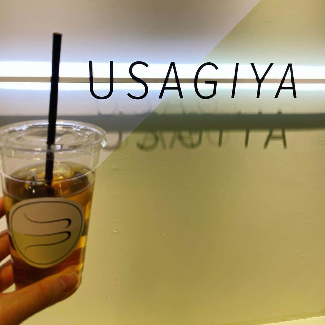 谷藤博美さんのインスタグラム写真 - (谷藤博美Instagram)「先月札幌パセオにオープンした  #USAGIYA 旭川発のお茶屋さん🍵  今週取材でお邪魔しました😊  生姜ほうじ茶に一目惚れしてしまった私。  すぐに　#専用ボトル　と　#お茶パスポート　を購入してしまいました。  通いたくなる仕掛けがある #usagiya さん。  詳しくは#今日ドキッ　放送時間内の#ドキコレ　で♪  #お茶 #日本茶 #旭川 #お茶好きにはたまらない #ほうじ茶 #くろまめちゃ  #内装がおしゃれ #贈り物にぴったり #通いたくなるお店 #お茶のある生活 #ほっこり #谷藤博美」10月17日 22時33分 - tanifuji_63