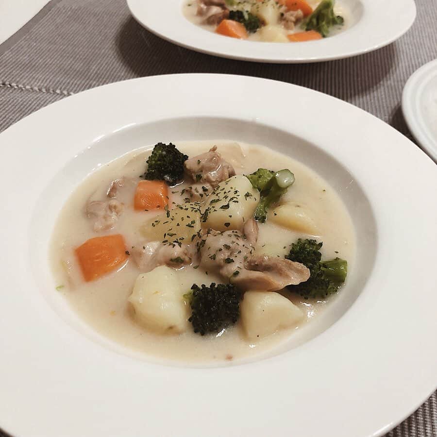 森山菜々のインスタグラム：「✯ 休みの日くらいせっかくゆっくりできるし、おうちごはんしよーって思ってはいるけど、実際のところ本気でお休みモードすぎてがんばりきれないよね🙉🙏🏼🍛 ごめ〜ん。笑」