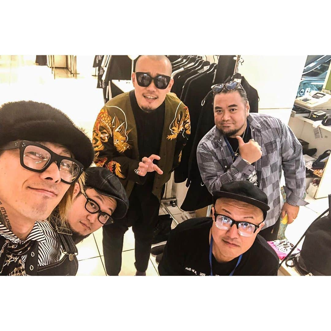 青木カズローさんのインスタグラム写真 - (青木カズローInstagram)「ユッキのPOP UP STOREの初日だということで滑り込みで顔出してきました。﻿ そしたら友達もいた。笑﻿ ﻿ 23日までPARCOでやってるみたいですよ〜！﻿ ﻿ TEARS OF SWAN×Amijed/DEPARTMENT STORE TOUR-2019﻿ ﻿ BRAND:Tears of Swan  Amijed ﻿ DAY:2019.10/17(thur)〜10/23(wed)﻿ TIME:10:00〜21:00﻿ 名古屋PARCO﻿ 〒460-0008﻿ 愛知県名古屋市中区栄3-29-1﻿ 西館1Fエスカレーター前﻿ ﻿ #白鳥雪之丞﻿ #氣志團﻿ #Tearsofswan﻿ #Amijed﻿ #PARCO西館1F」10月17日 22時43分 - cazrowaoki