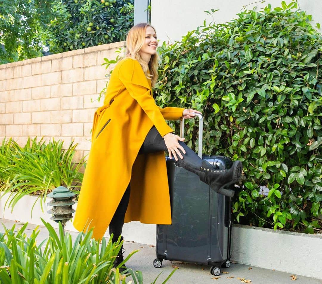 ジョアンナ・ブラッディのインスタグラム：「Travel is everything. Not only is it fun, but it can be extremely educational. I think if everyone had the luxury of traveling the world, we would have far less judgment and way more loving! @theselect7」