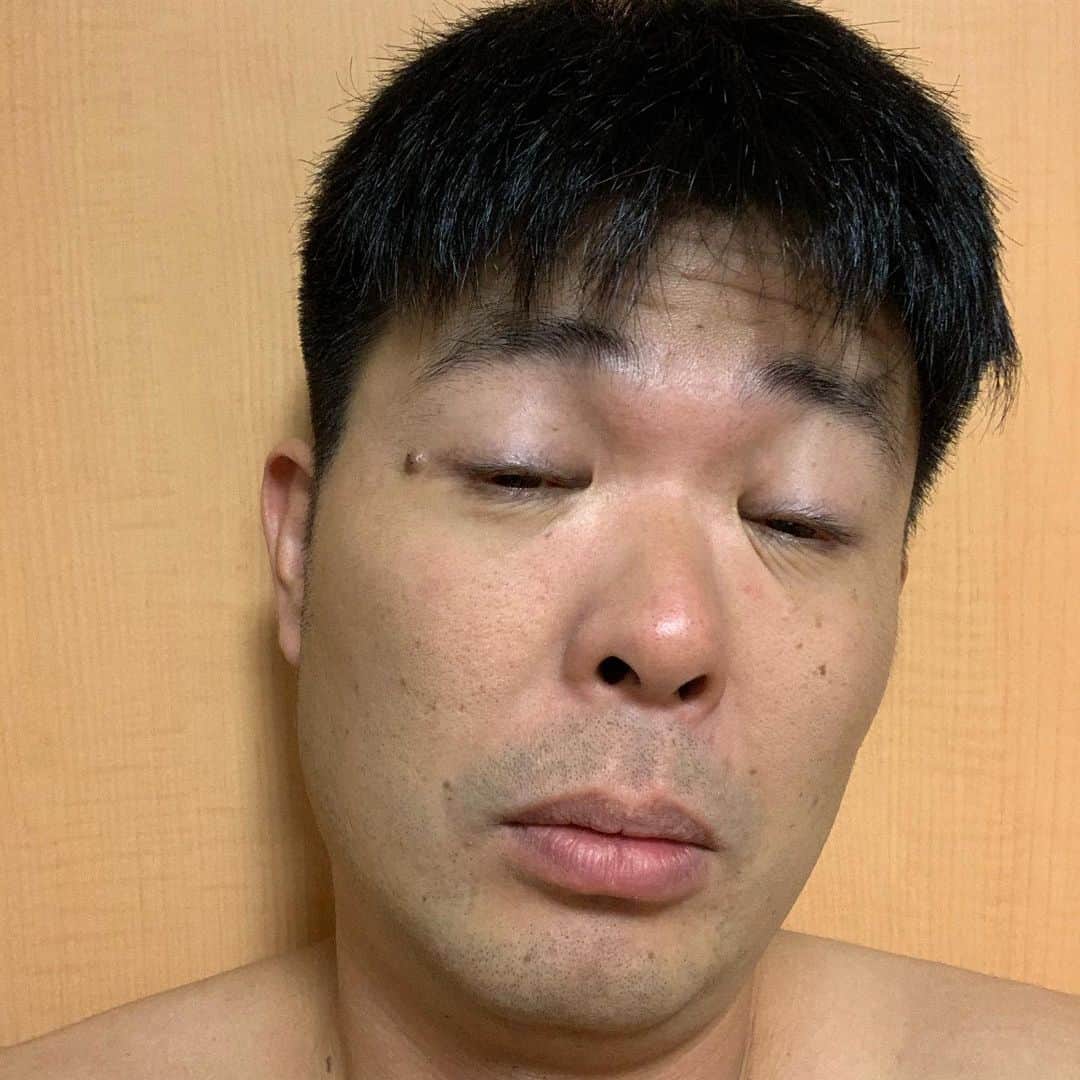 西川晃啓のインスタグラム：「気絶不満  今日は色々とうまくいかず気絶 #あるある探検隊#レギュラー#気絶#気絶の日々#ギャグ#本日#不満#日本シリーズ#チケット#買えず#パチンコ#当たらず#乗ったタクシー#意思疎通できず#ダメな日#なんだかなー」