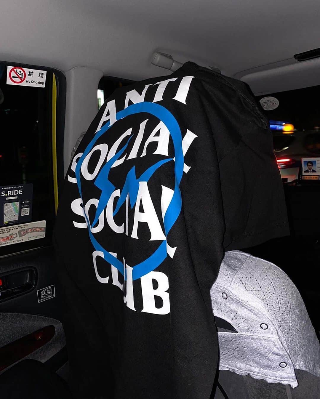 HYPEBEASTさんのインスタグラム写真 - (HYPEBEASTInstagram)「@hypebeaststyle: @antisocialsocialclub teases an upcoming collaboration with @fujiwarahiroshi’s fragment design label. Look for the co-branded items to hit Anti Social Social Club’s website on October 19.⁠⠀ Photo: Anti Social Social Club⁠⠀ ⁠」10月17日 22時40分 - hypebeast