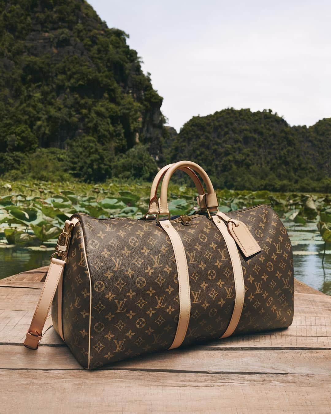 のインスタグラム：「Time-honored. The iconic Keepall in Monogram from the latest Spirit of Travel Campaign. See #LouisVuitton’s wide range of travel bags via link in bio.」