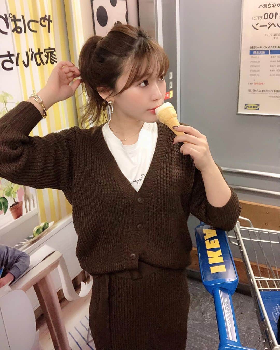 藤川沙弥のインスタグラム：「✧𓀠﻿ ﻿ DMたくさんきてたセットアップは﻿ @fifth_store だよ〜❤️﻿ 久々に高めの ポニーテールにしてみた🐴 ﻿ 昨日はIKEAへ🛒🛋﻿ お買い物終わりの🍦はマスト😚笑﻿ ﻿ ﻿ ﻿ ﻿ ﻿ ﻿ #fifth#fifthtl#フィフス﻿ #ベルト付きスカートニットセットアップ﻿ #カジュアル#セットアップ#平均身長コーデ﻿ #ニットコーデ」
