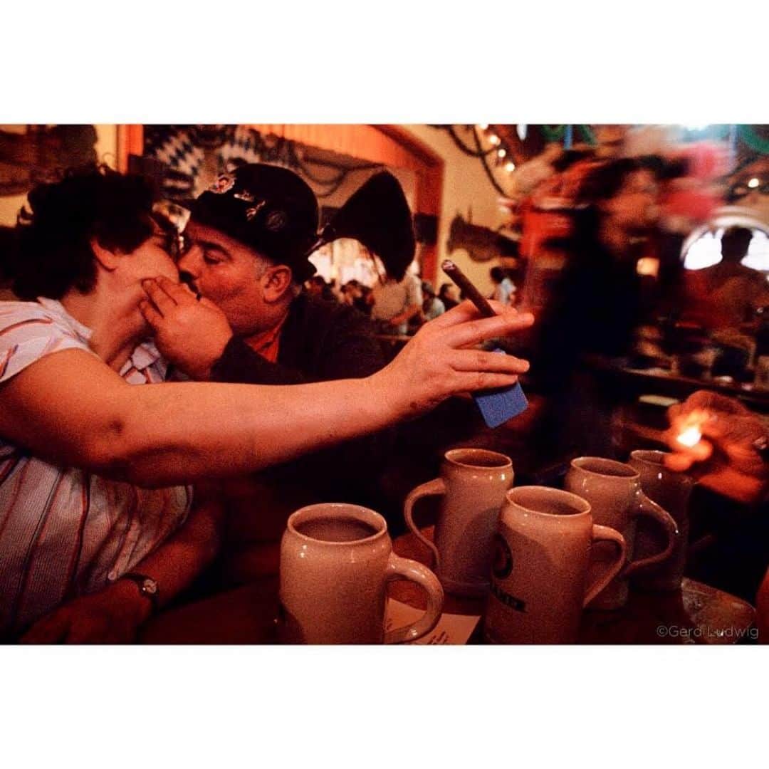 Gerd Ludwigさんのインスタグラム写真 - (Gerd LudwigInstagram)「It’s Oktoberfest season across the globe. Several years back, dressed appropriately in Bavarian garb, a couple celebrates by making out and loading up on beer during a festival in Bremen, Germany. Cheers—or Prost, as they say in Germany!  @thephotosociety #Oktoberfest #Germany #bremen」10月17日 23時01分 - gerdludwig