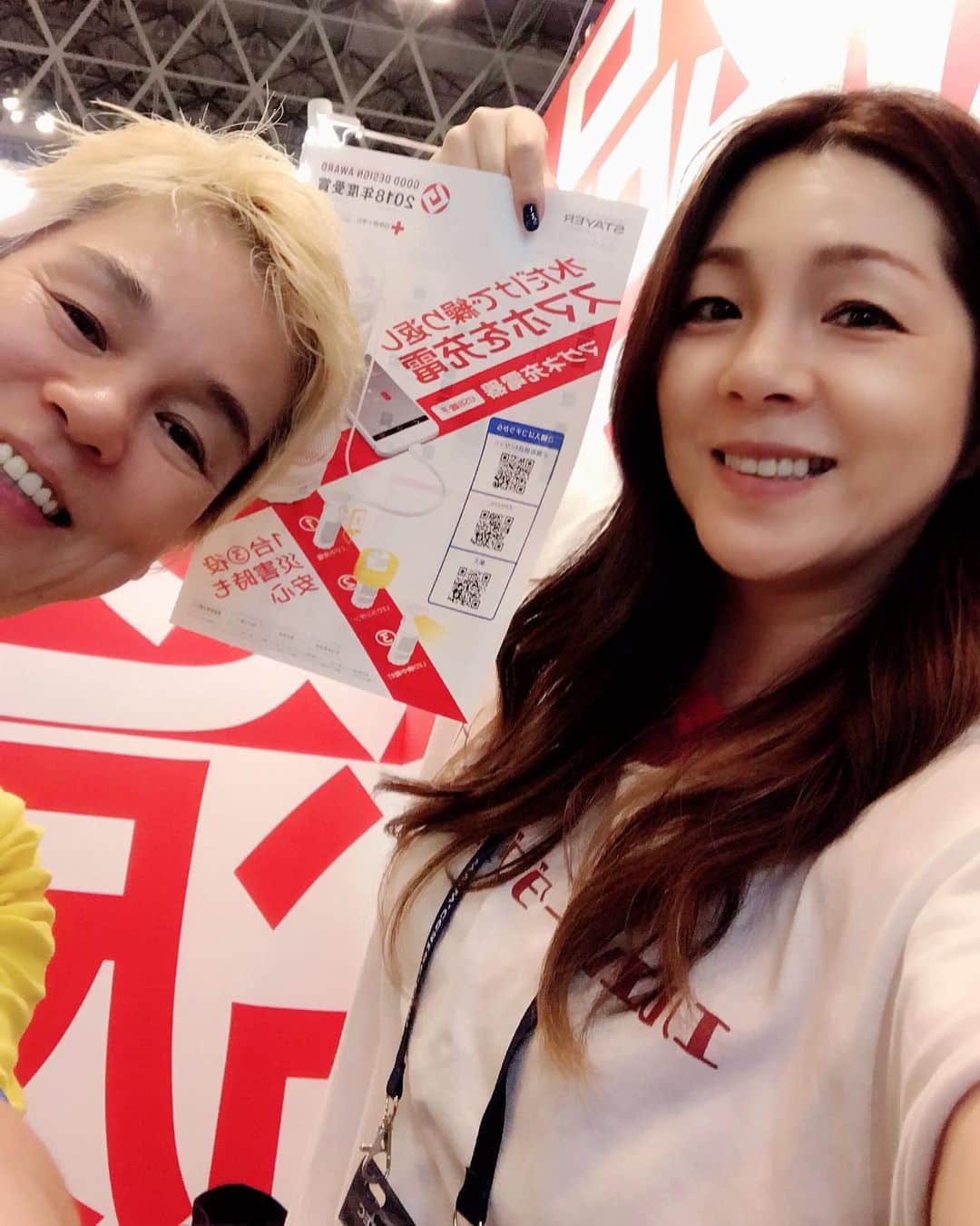 井上貴子のインスタグラム：「LLPW-Xが お世話になっている会社の STAYERさんから 発売されている  マグネシウム充電器。  コチラは水と塩だけで ランタンとスマホ充電ができる という優れもの。  災害の備えに。 一家に一台。 大切な方へ贈り物。 キャンプファイヤーでも 大活躍。  その商品の催事シーテックに LLPW-X全力で行ってきたよ^ ^ アタシは今日で3日目。  色んな方に声かけてもらって 「現役の頃ファンでした！」 って（笑）  まだ現役だぞ！！ まだまだ応援しなさい！！ 明日は最終日。 アタシは行けないけど  神取さんが どこかのタイミングで 一瞬現れるよ^ ^  マグネシウム充電器の 説明もしてくれるかも！  おたのしみにー^ ^  Happyで^ ^  #井上貴子  #LLPWX #女子プロレス #紅緒と柊音 #トイプードル #神田明神 #神取忍 #遠藤美月 #マグネシウム充電器 #STAYER #水と塩で充電 #遠藤が意外と説明上手」