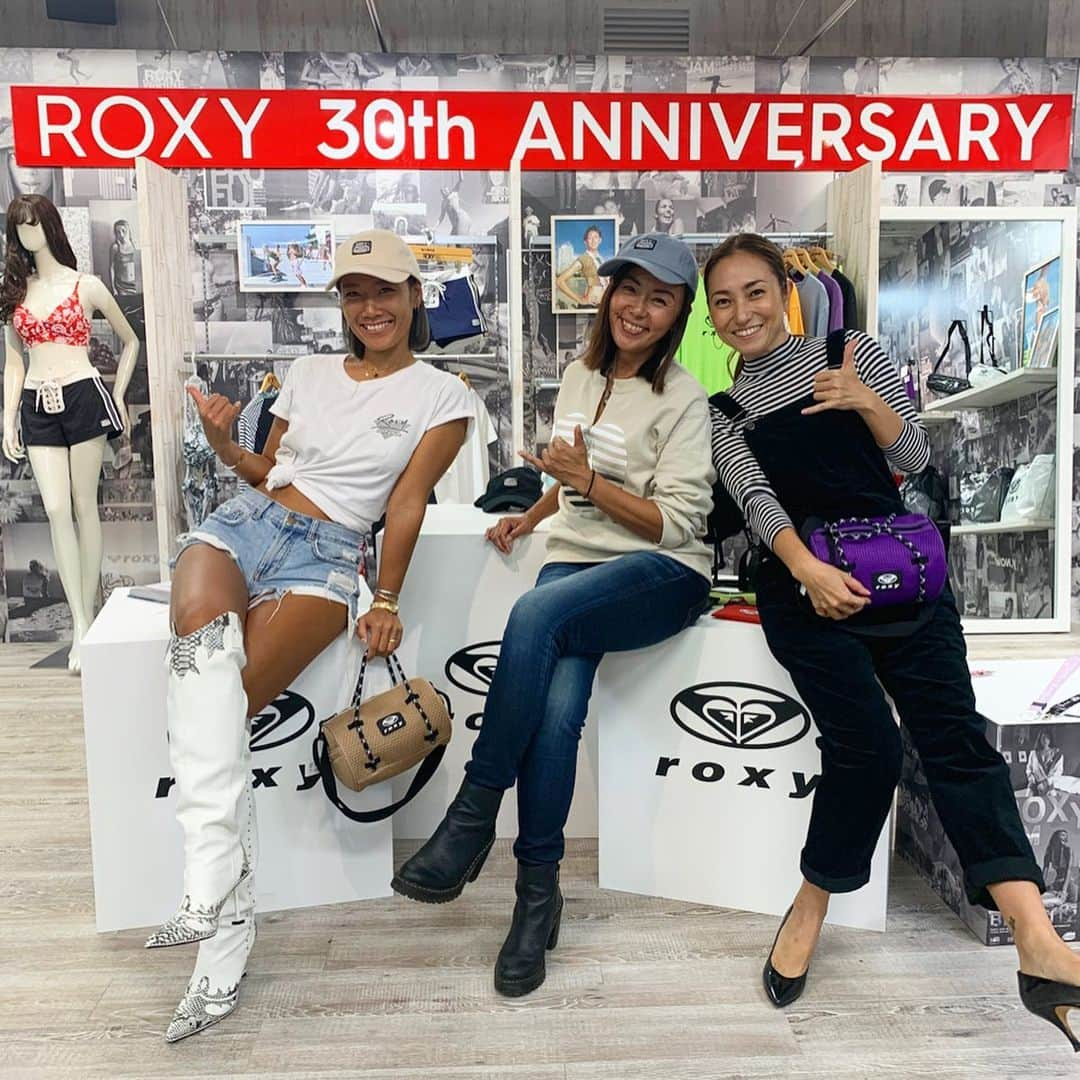 田中律子さんのインスタグラム写真 - (田中律子Instagram)「ROXY @roxyjapan の展示会🙌  来季の可愛いウェアたくさんありましたー❗️届くの楽しみ❗️ ROXY30周年で、復刻ロゴが懐かしいやら可愛いやら、たまりません❗️30年前に着てたTシャツがまた着れるなんともいえない気持ち🤣  #roxyjapan  #roxyfitness  #30thanniversary  #jsya #懐かしのロゴ #30年前も着てたよ #30年経っても着てるよ #いつもサポートありがとう #大好きな仲間たち」10月17日 22時58分 - ri2kotanaka