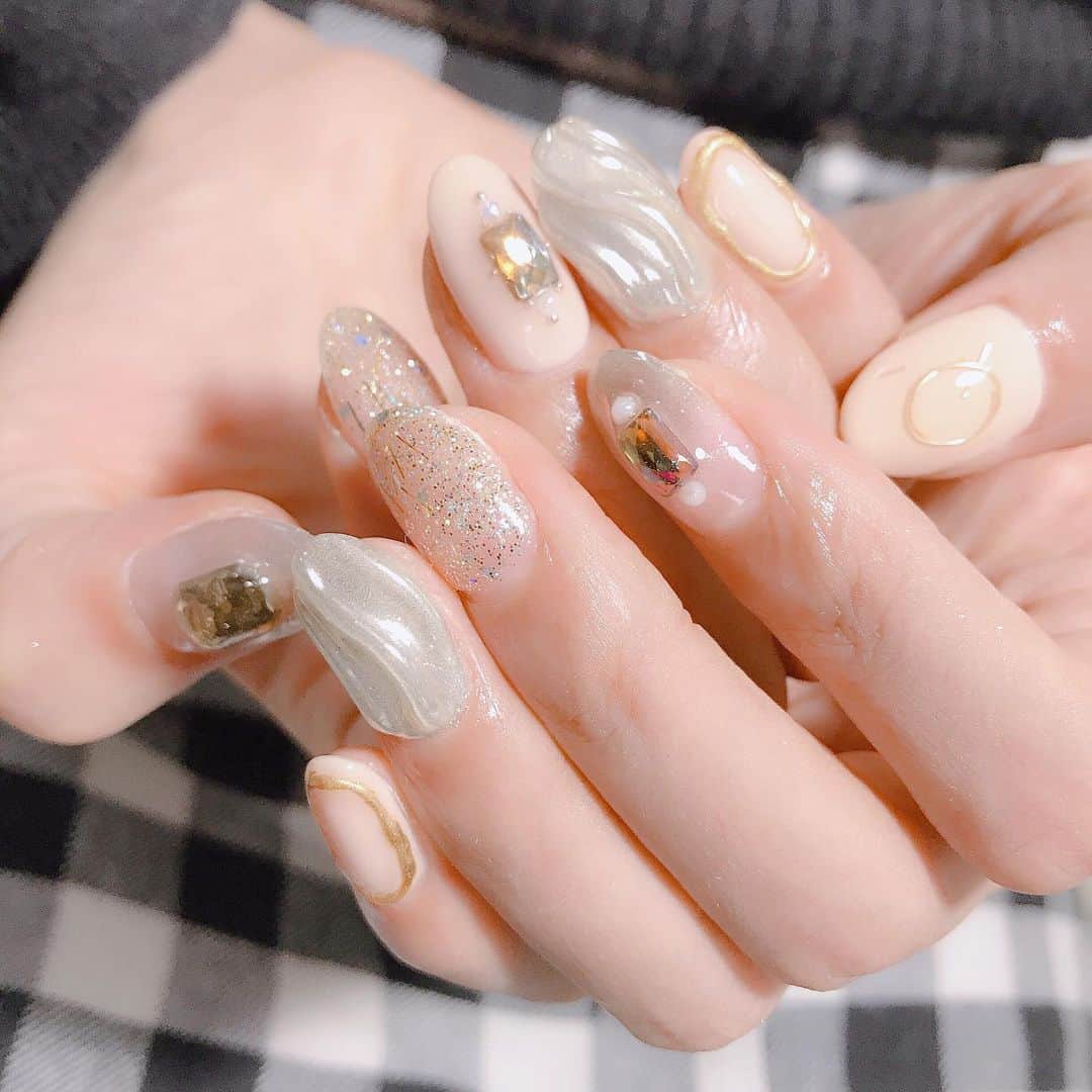 なかやまちえこのインスタグラム：「ベージュとゴールド💫 #nail #nails #nailart #ネイル #美甲 #ネイルアート  #clou #nagel #ongle #ongles #unghia #japanesenailart #manucure #네일 #젤네일 #네일아트 #네일리스트 #japanesenails #manicurist #gelnails #ゴールドネイル #goldnails #ベージュネイル #أظافر #Qulle #やっこ ちゃん PREGEL （ベージュが何番か思い出せない…すみません💦） マジックパウダー 1シルバー PremDoll B26.B67 リキッドメタル ゴールド」