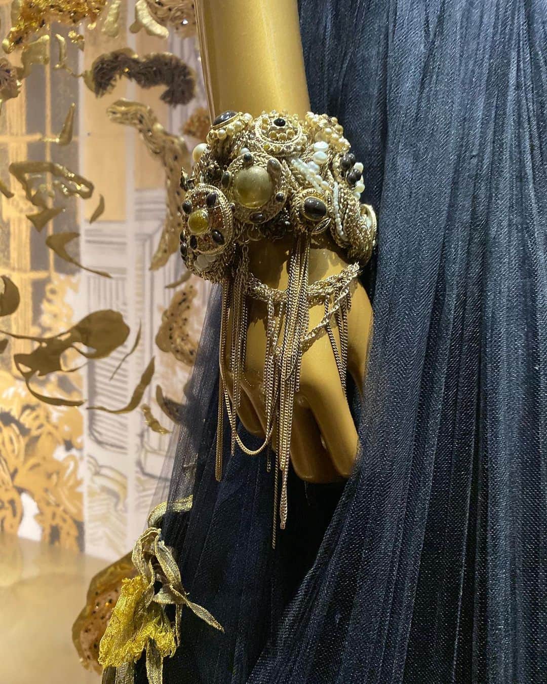 三吉彩花さんのインスタグラム写真 - (三吉彩花Instagram)「Chanel's Mademoiselle Prive exhibition.🌙 東京にいながらもパリの空気やガブリエルシャネルの存在と圧倒的なセンスを感じられる素敵なエキシビションでした☺️ ひとつひとつ丁寧に創られたお洋服たちと眩い存在感を解き放つジュエリー。  自分にしかない個性を生かしながらいつかCHANELのお洋服やジュエリーを纏える女性になりたいと強く思いました😌  @chanelofficial  #mademoiselleprive  #マドモアゼルプリヴェ  #シャネル」10月17日 23時13分 - miyoshi.aa