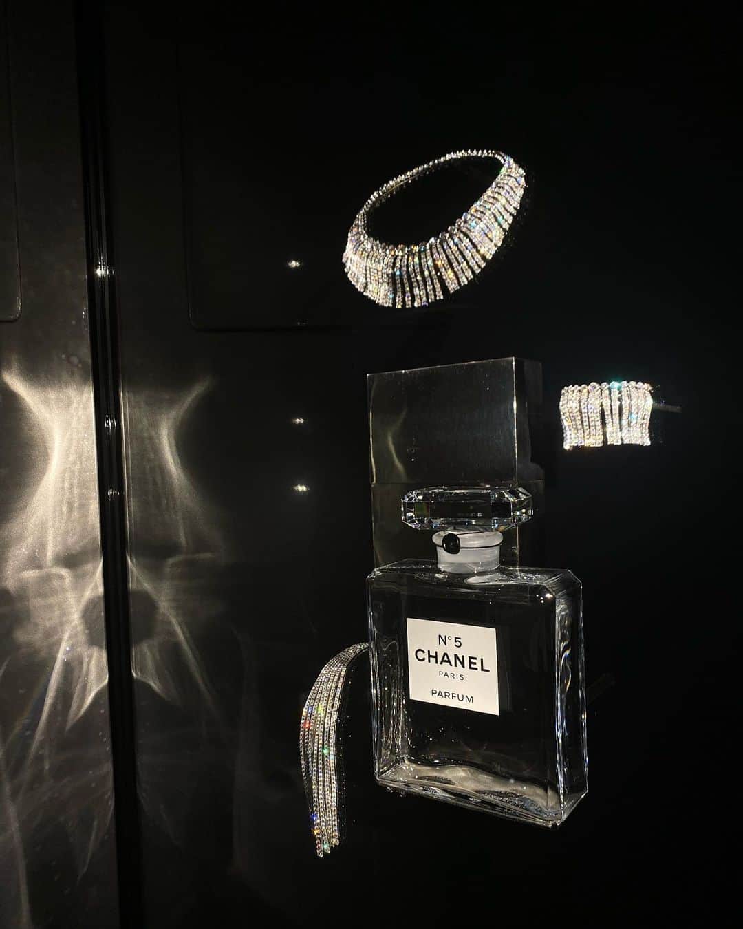 三吉彩花さんのインスタグラム写真 - (三吉彩花Instagram)「Chanel's Mademoiselle Prive exhibition.🌙 東京にいながらもパリの空気やガブリエルシャネルの存在と圧倒的なセンスを感じられる素敵なエキシビションでした☺️ ひとつひとつ丁寧に創られたお洋服たちと眩い存在感を解き放つジュエリー。  自分にしかない個性を生かしながらいつかCHANELのお洋服やジュエリーを纏える女性になりたいと強く思いました😌  @chanelofficial  #mademoiselleprive  #マドモアゼルプリヴェ  #シャネル」10月17日 23時13分 - miyoshi.aa