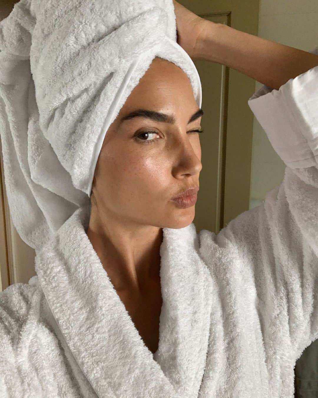 リリー・オルドリッジさんのインスタグラム写真 - (リリー・オルドリッジInstagram)「What’s your favorite way to practice self care? I love a good book, bubble bath & a spritz of my fave perfume... which happens to be my own #Haven @lilyaldridgeparfums 😂😚🥰」10月17日 23時17分 - lilyaldridge