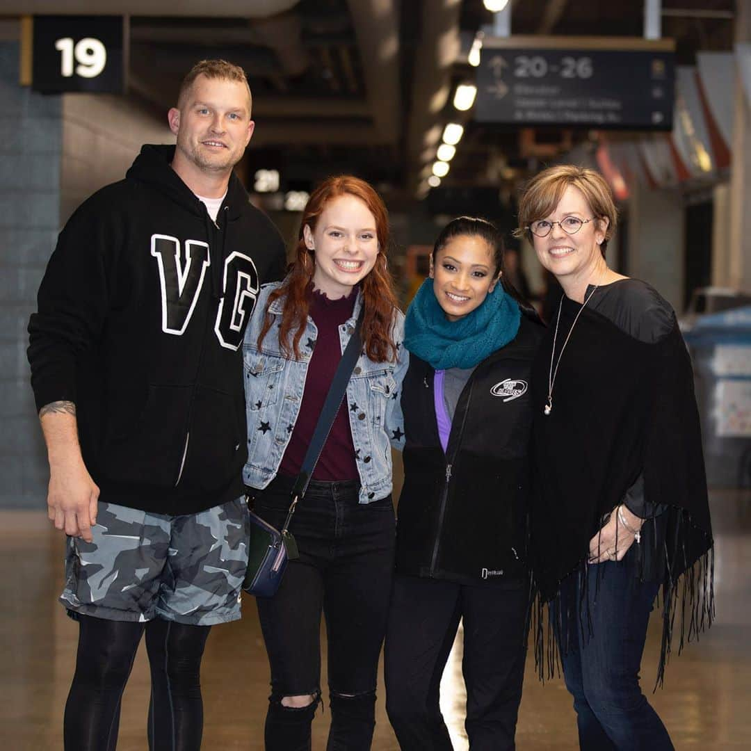 アマンダ・エボラのインスタグラム：「Tbt to last Thursday when Lisa and Grace came to experience the Battle of the Blades Show Live!  Thank you @cbcbattle and @insight.productions for making moments like this happen ✨ #SteveKnoop #boysandgirlsclubofcanada #TeamFlorida #Fight #FindthePositive #Repeat」