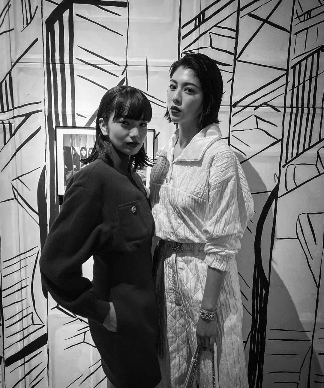 三吉彩花さんのインスタグラム写真 - (三吉彩花Instagram)「@konichan7  Long time no see 🖤🖤 @soojmooj  Nice to meet u🖤 매우 멋진여성입니다!! @chanelofficial  #mademoiselleprive」10月17日 23時23分 - miyoshi.aa