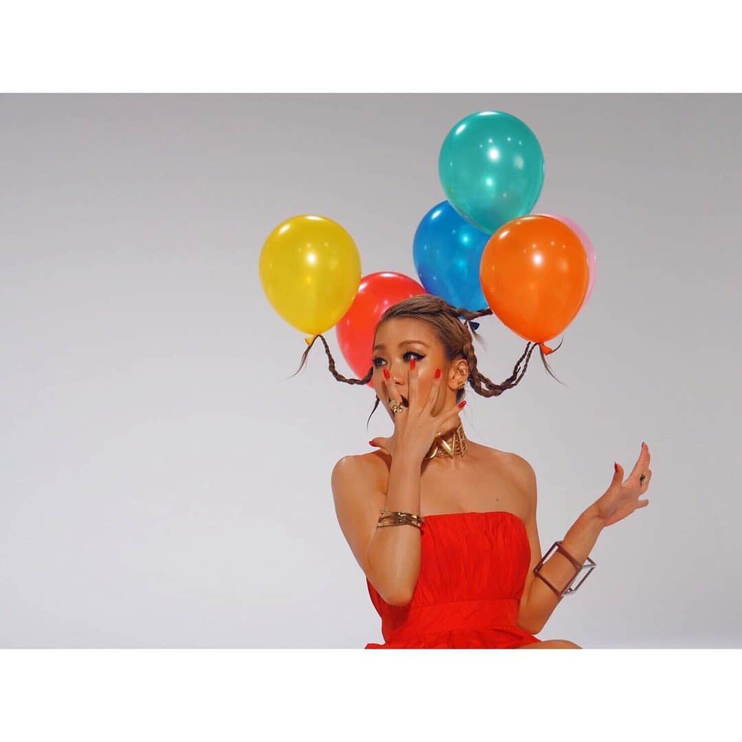 倖田來未さんのインスタグラム写真 - (倖田來未Instagram)「colorful Balloon Hair🎈﻿ New MV﻿ 乞うご期待！﻿ ﻿ #本当に宙に浮いているんだよ #唇も #カラフル #にしてみたよん #colorful #balloon #hair #new #music #video #comingsoon #1113 #release #record #artist #singer #kodakumi #倖田來未」10月17日 23時35分 - kodakumi_official