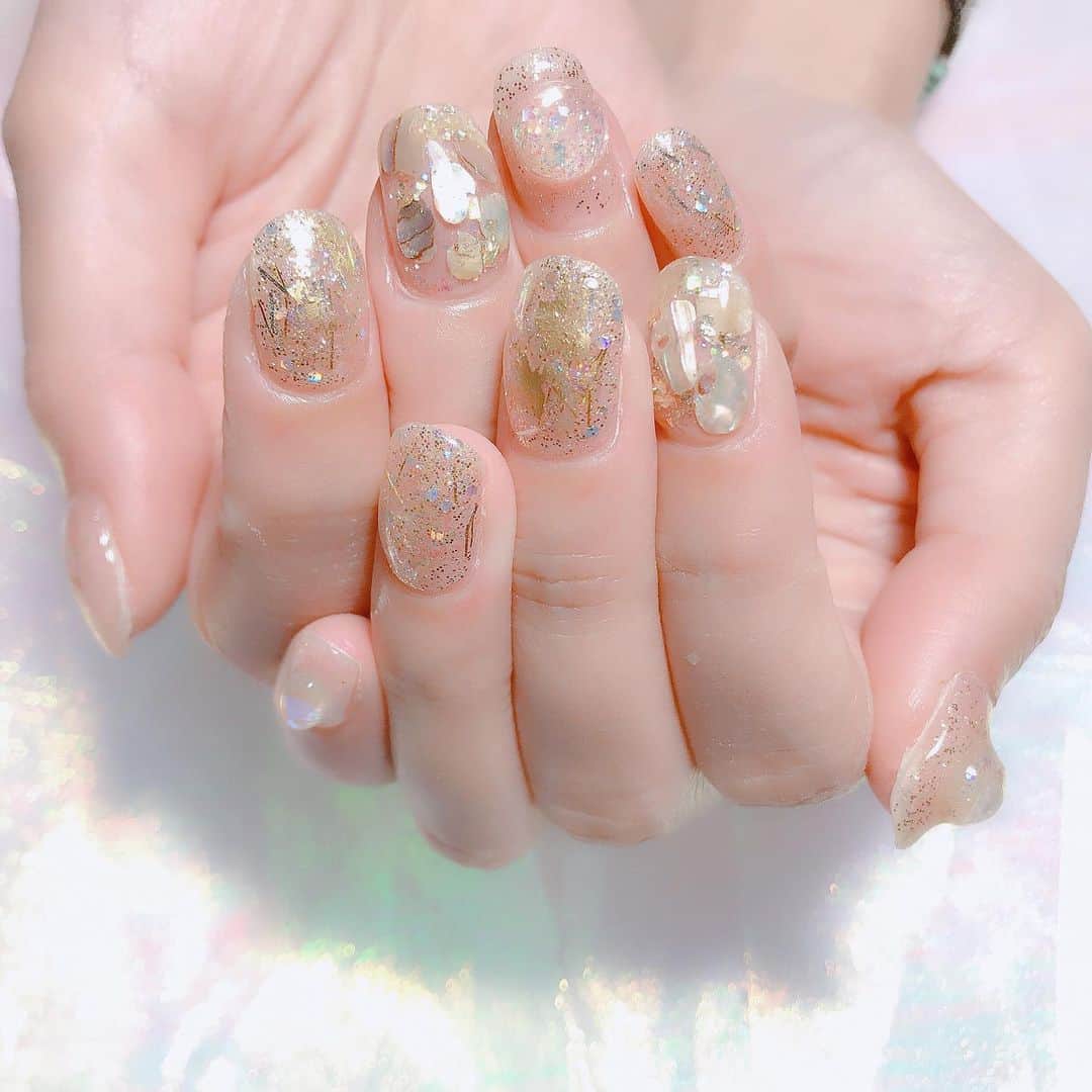 なかやまちえこのインスタグラム：「月をイメージなオーダーネイル🌕 #nail #nails #nailart #ネイル #美甲 #ネイルアート  #clou #nagel #ongle #ongles #unghia #japanesenailart #manucure #네일 #젤네일 #네일아트 #네일리스트 #japanesenails #manicurist #gelnails #أظافر #ゴールドネイル #グリッターネイル #ラメネイル #goldnails #glitternails PremDoll B26.B67 PREGEL 405 PREGELミューズ G438」