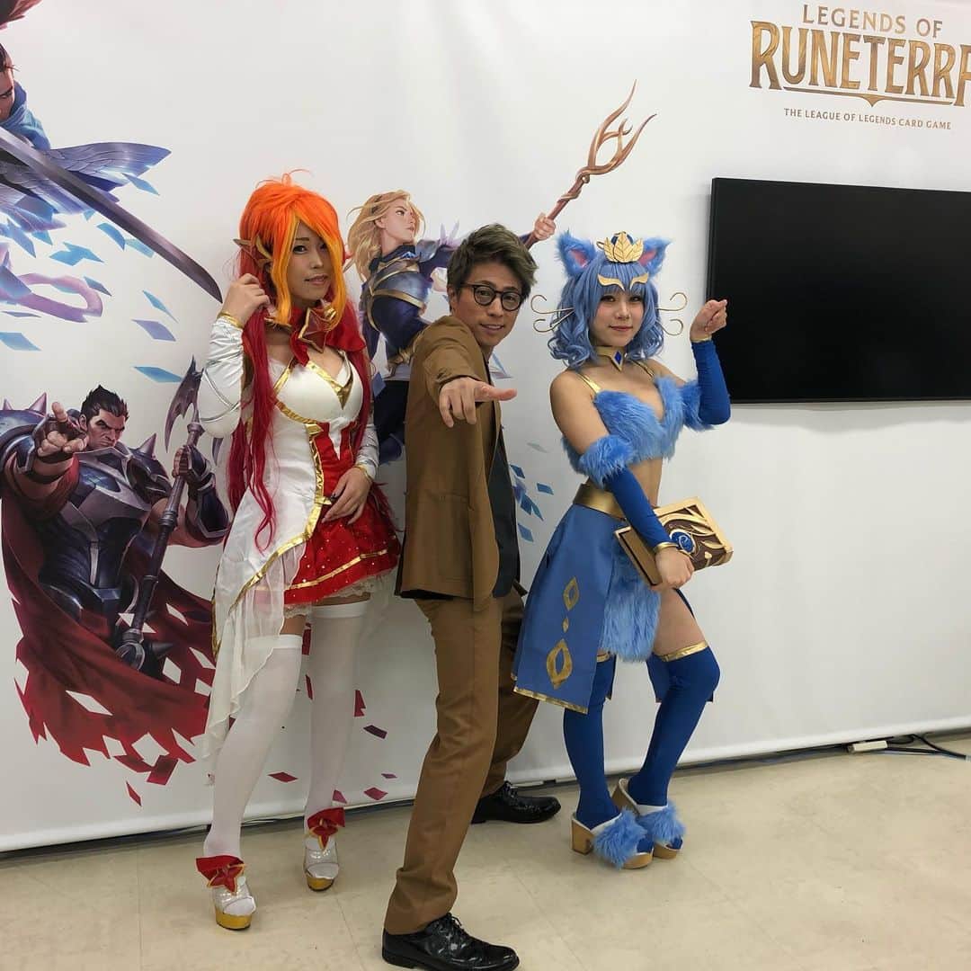 田村淳のインスタグラム：「リーグ・オブ・レジェンド というゲームです通称LOL 噂には聞いてましたが…  カードゲームでもLOLの世界観が味わえるようになるので、僕はカードから始めます。  #lol」