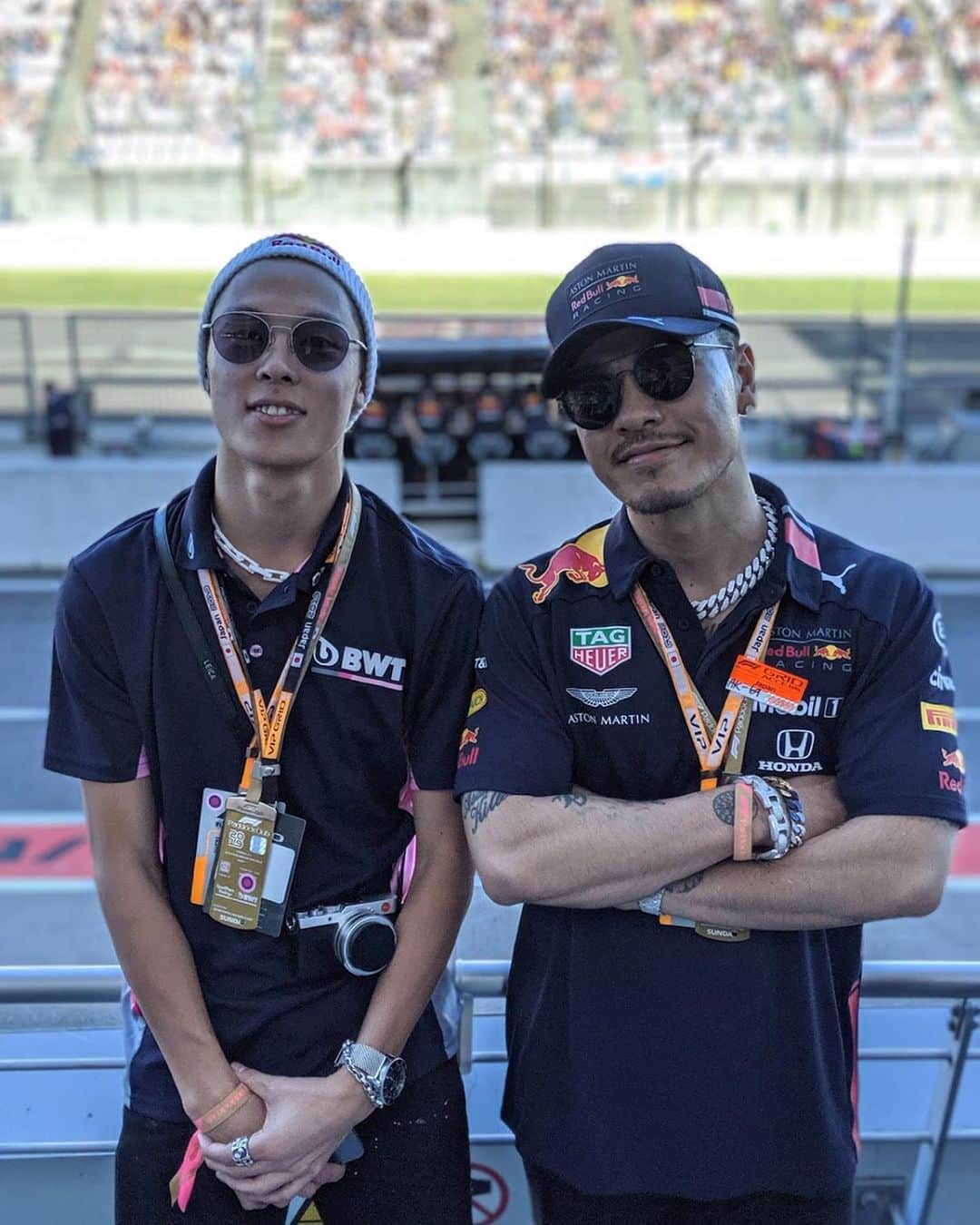 小林陵侑のインスタグラム：「🔋🔋チームFlying Bで良いっすか兄貴！(勝手に) 笑　 @ak69_official 📸 @bachimcc  F1めちゃくちゃ面白かった〜！🏎🏎🏎💨 super Thax @besserwasser  #ak69 #flyingb #葛西紀明　#小林陵侑 #F1 #bwt #redbull #vip #astonmartin #honda #ryoyukobayashi」