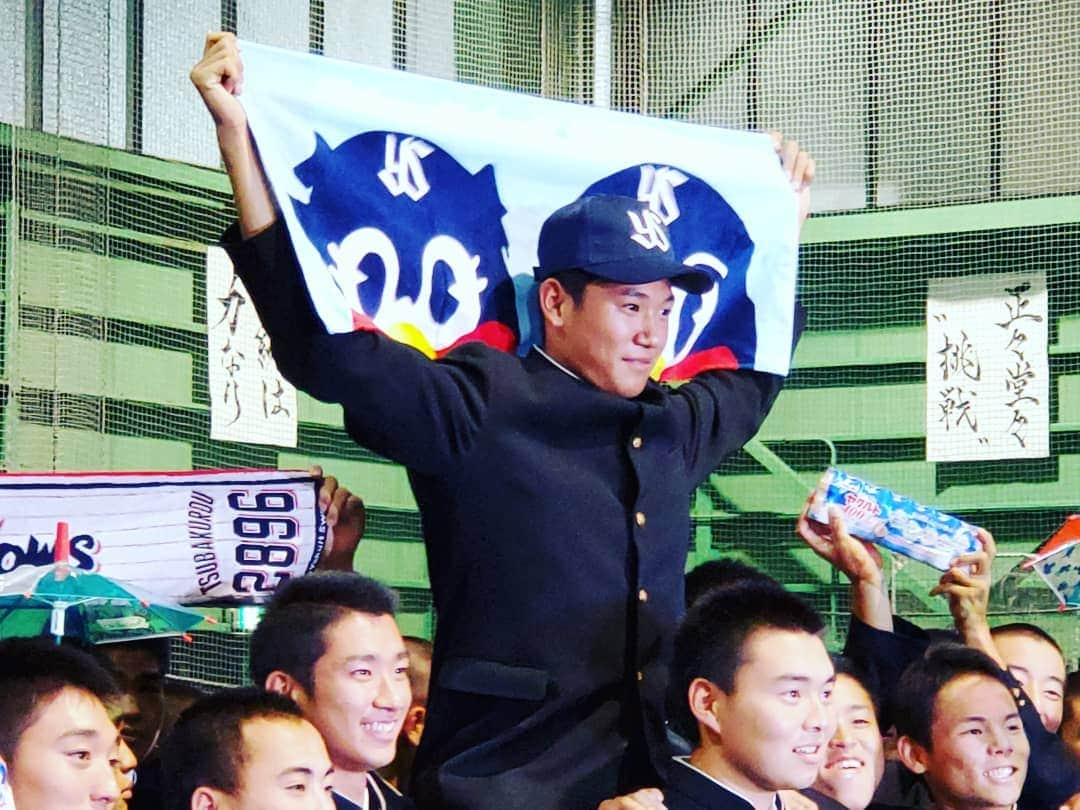 飯田嘉太さんのインスタグラム写真 - (飯田嘉太Instagram)「おめでとうございます🎉  プロ野球･ドラフト会議⚾  星稜高校･奥川恭伸投手は 東京ヤクルトスワローズが①位指名で そして山瀬慎之助選手は 読売ジャイアンツが⑤位指名で交渉権を獲得✨✨ ･ ･ 今日の石川さんLive News it！は ほぼ奥川＆山瀬バッテリーの様子をお伝えし続けました‼  呼ばれた瞬間のどよめきとホッとする雰囲気は 独特だなぁと感じました☺  ②人ともセ・リーグ、そして東京へ👏  これからの活躍に期待です😍本当に嬉しい😭  ヤクルトとジャイアンツファンの皆さんも おめでとうございます😌 ②人をどうぞご贔屓に🤭 そして後輩も来年に向けて続けーー👍  #高校野球 #野球 #プロ野球 #ドラフト会議 #運命の日 #星稜 #奥川恭伸 投手 #ドラフト1位 #東京ヤクルトスワローズ #ヤクルト #swallows #高津監督にんまり #山瀬慎之助 選手 #読売ジャイアンツ #読売巨人軍 #giants #慎之助が引退し慎之助が入団 #ドラフト5位 #おめでとうございます #セ・リーグ #幼馴染 #バッテリー #胴上げ #石川テレビ #石川さん #livenewsit #アナウンサー #announcer #飯田嘉太」10月17日 23時43分 - kabuto_iida