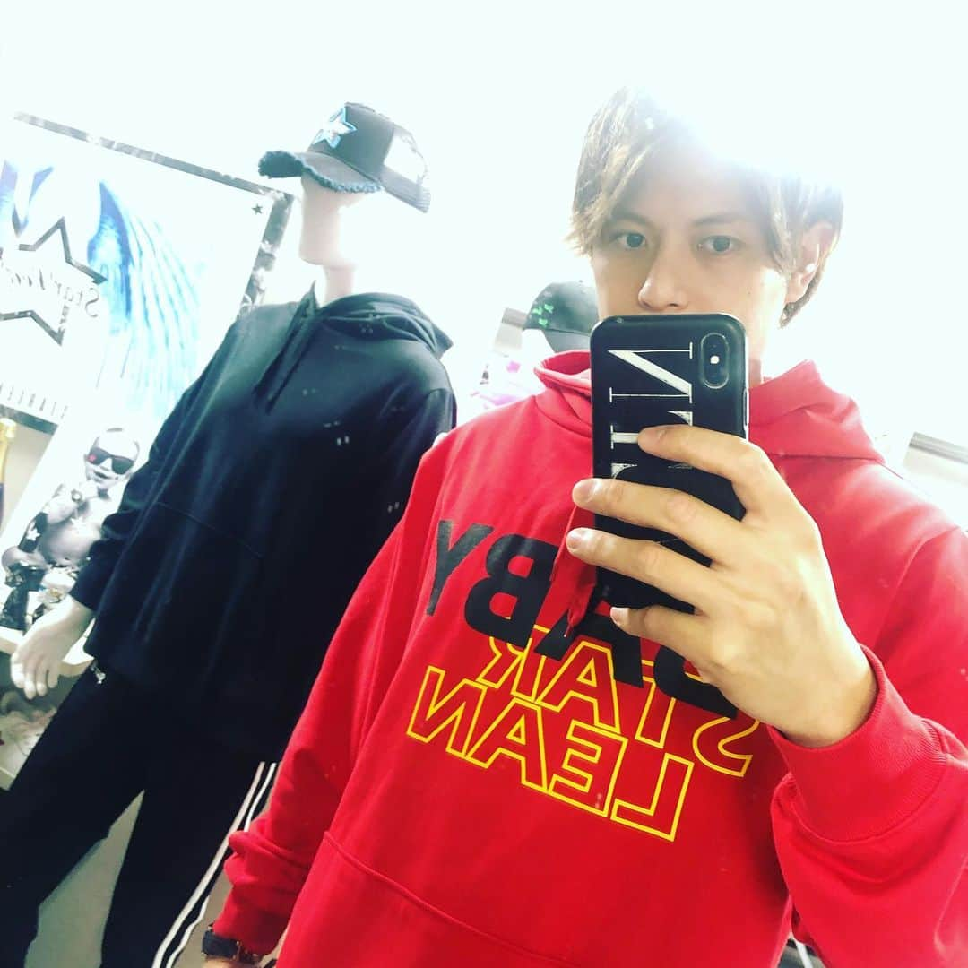 加藤慶祐さんのインスタグラム写真 - (加藤慶祐Instagram)「StarLean★ 2019AW @starlean_official 沢山の方にご購入いただいて、ありがとうございます。 リニューアルした公式通販サイトも沢山の方にご利用いただいてるので、嬉しいです。 在庫僅かな商品も多いので、お早めにお買い求めください。 【公式通販サイト】 https://starlean.jp . #starlean#new#street #streetfashion#streetstyle#fashion #fashionista#mensfashion#select#selectshop#wear#スターリアン#新作#ベイビー#プルパーカー#メンズファッション#ストリート#ストリートファッション#ストリートスタイル#ファッション#オフィス#アパレル#シャンパン#シャインゴット#セレクトショップ#ceo#プロデューサー」10月17日 23時45分 - katokeisuke_official